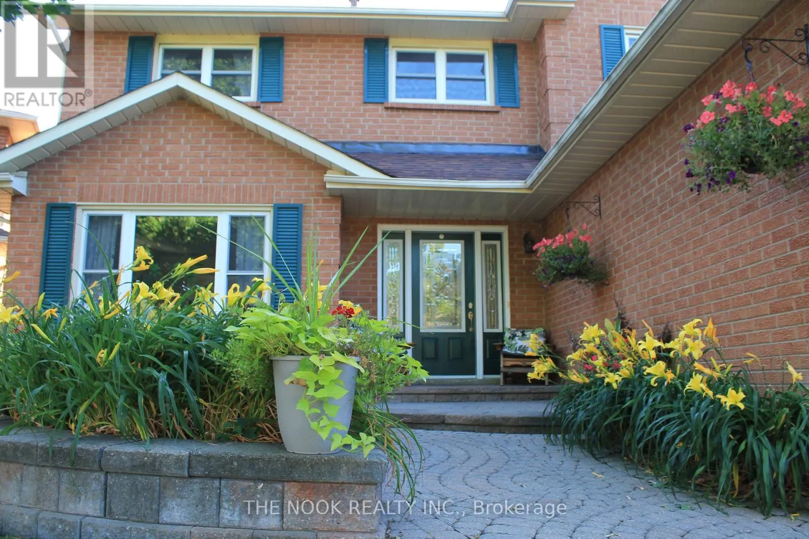 42 ROBINSON CRESCENT