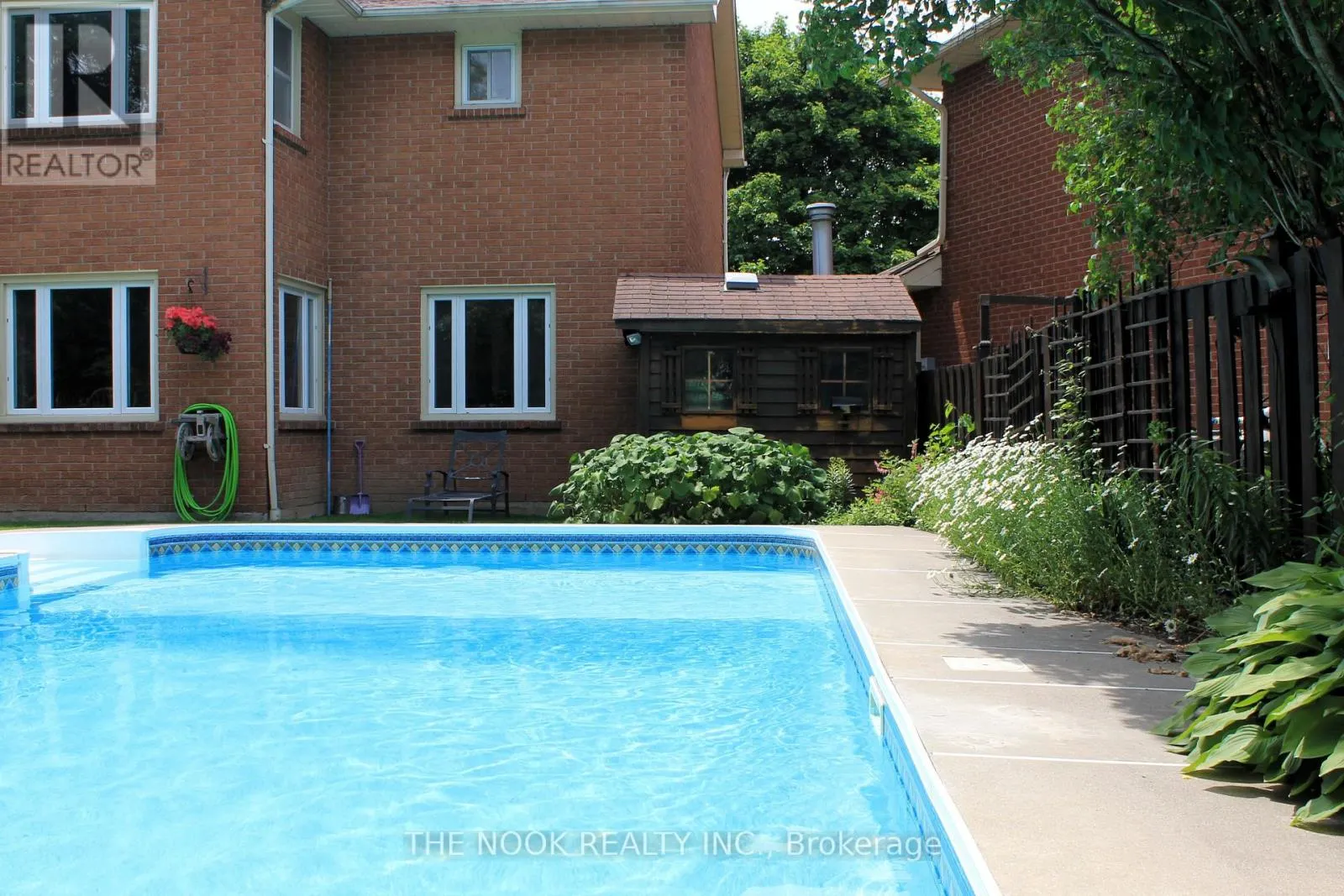 42 ROBINSON CRESCENT