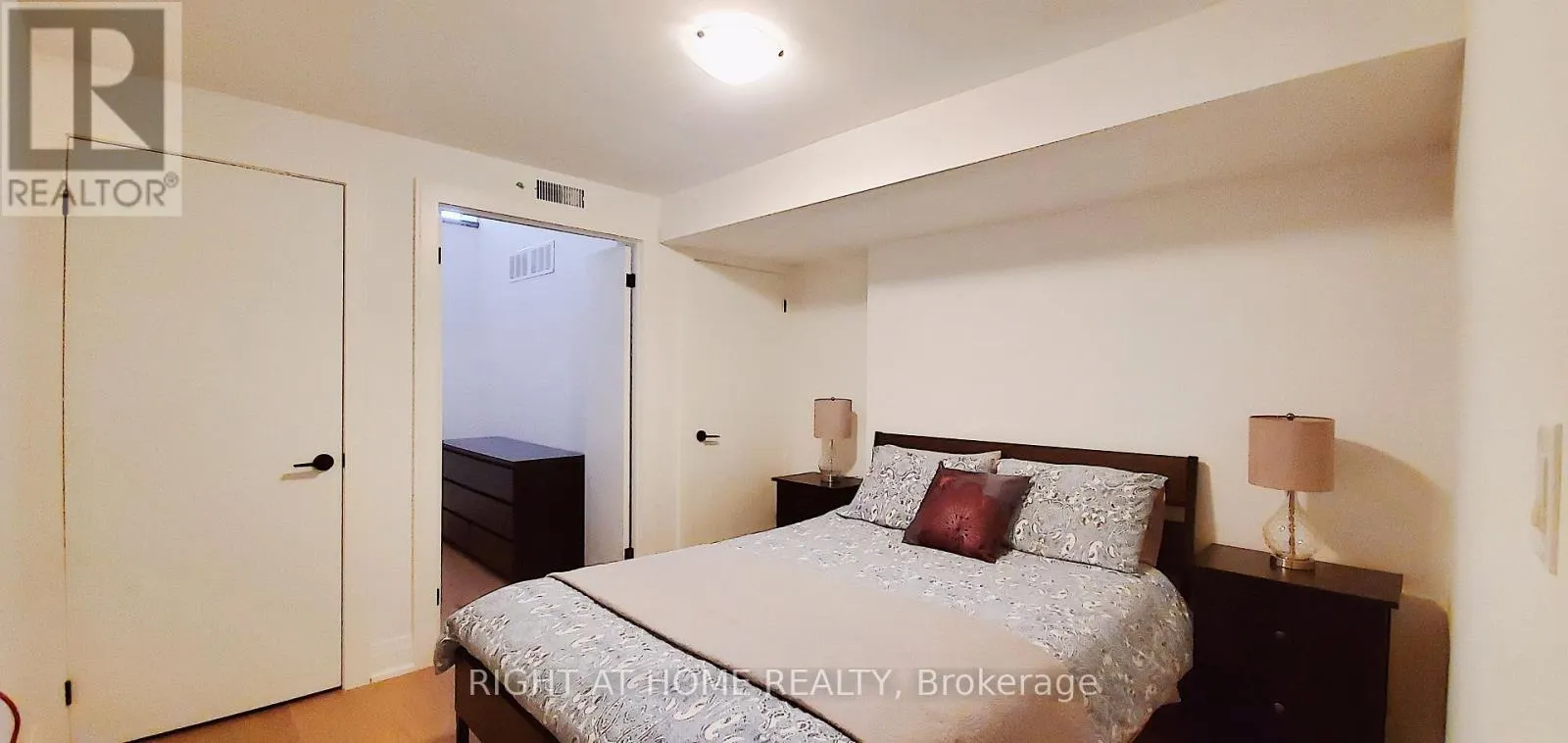 6 - 710 GERRARD STREET E
