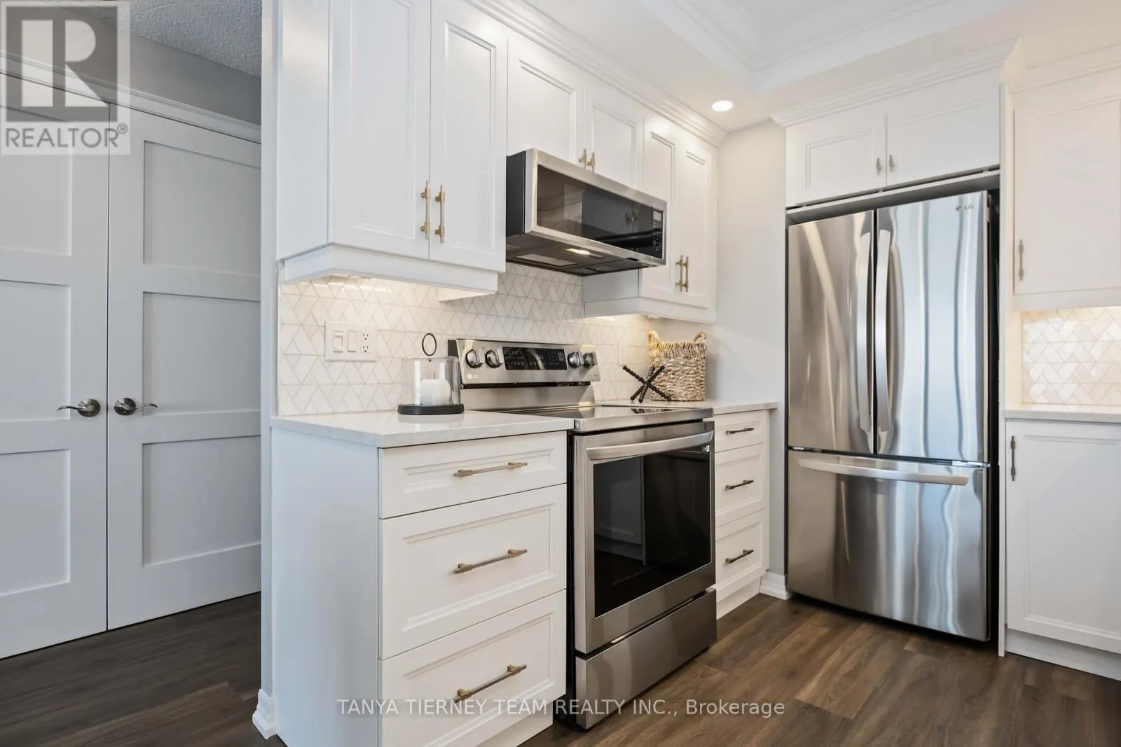 1206 - 711 ROSSLAND ROAD E