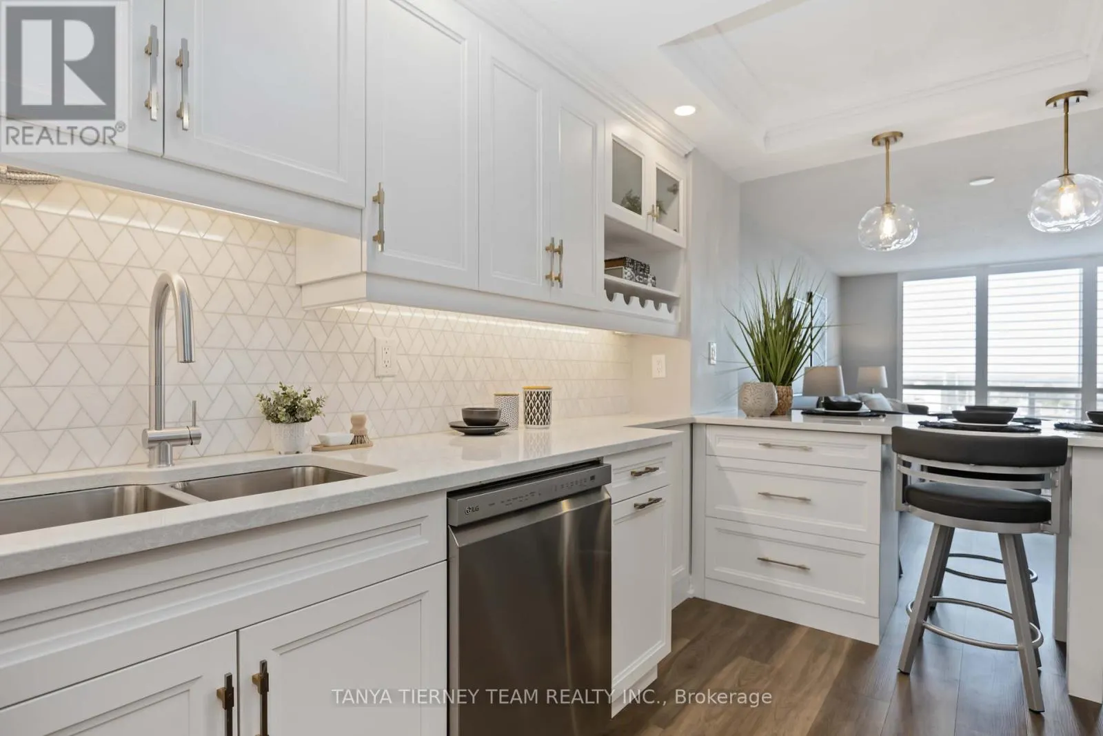 1206 - 711 ROSSLAND ROAD E