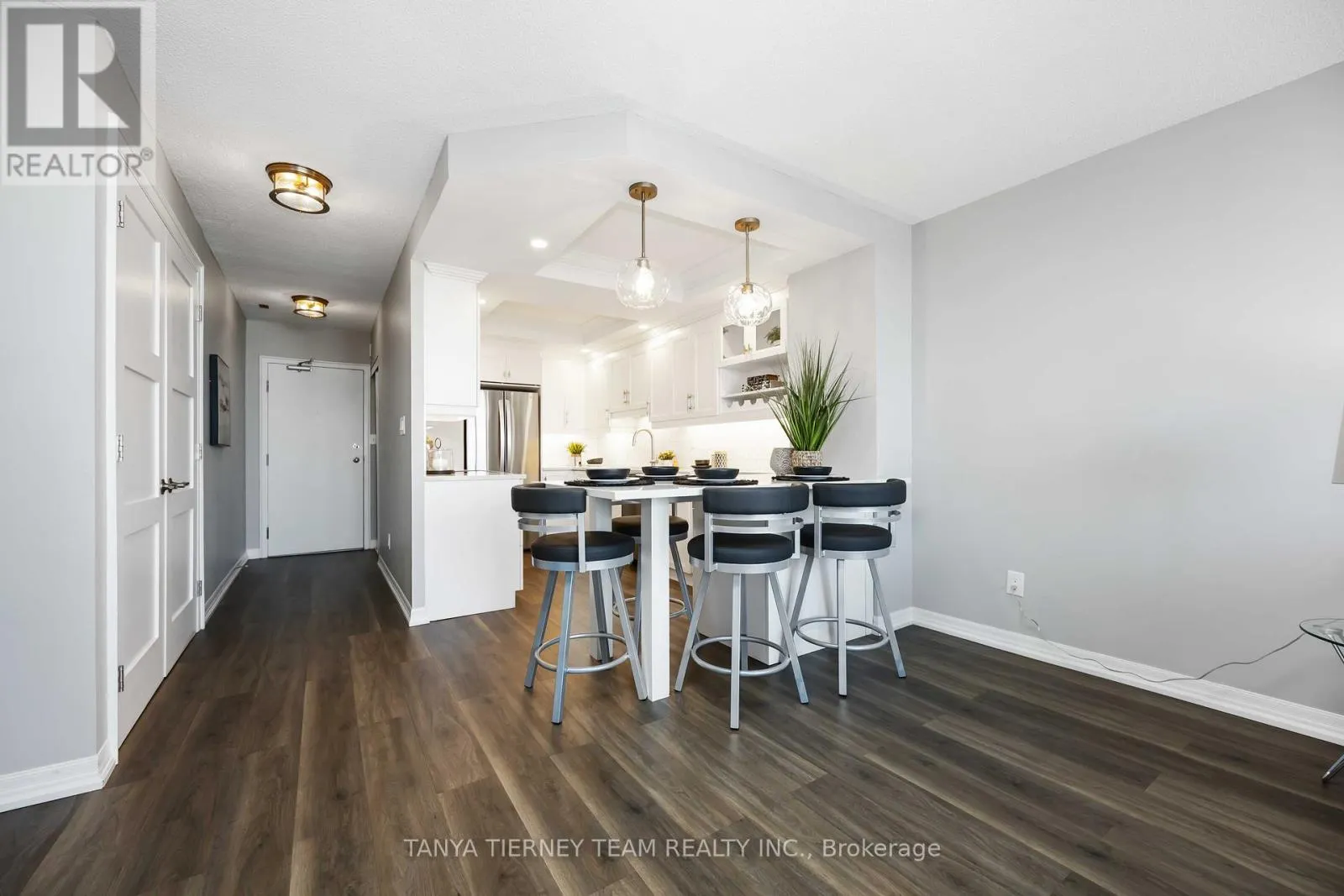 1206 - 711 ROSSLAND ROAD E