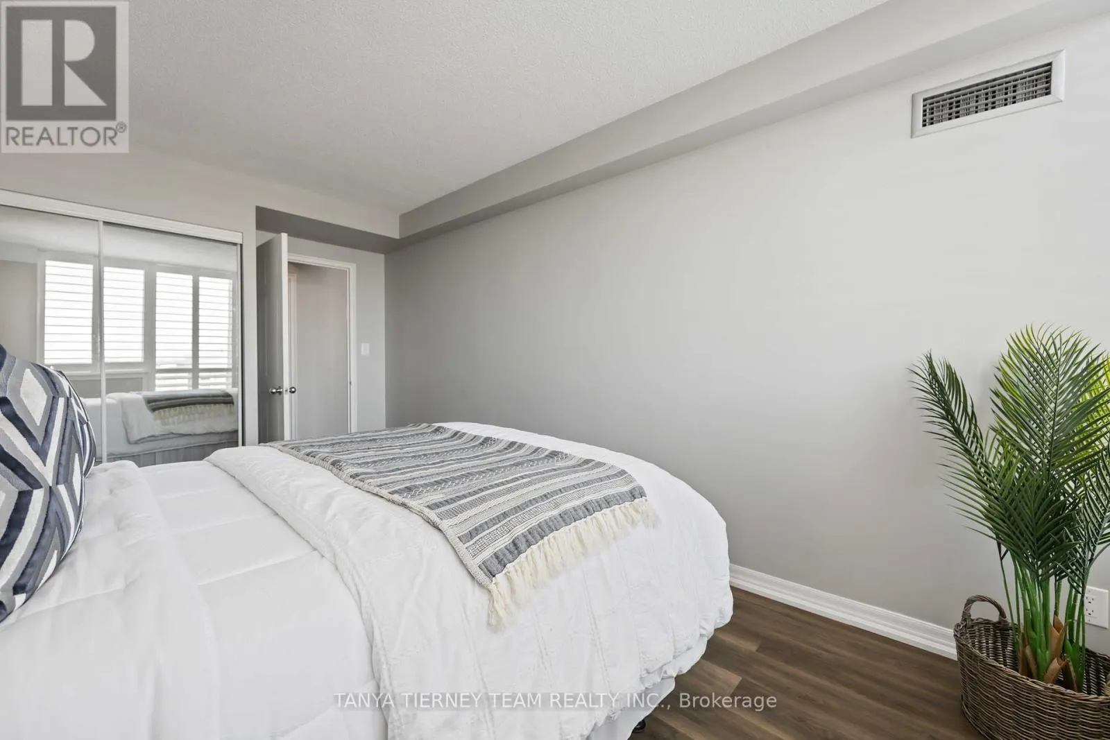 1206 - 711 ROSSLAND ROAD E