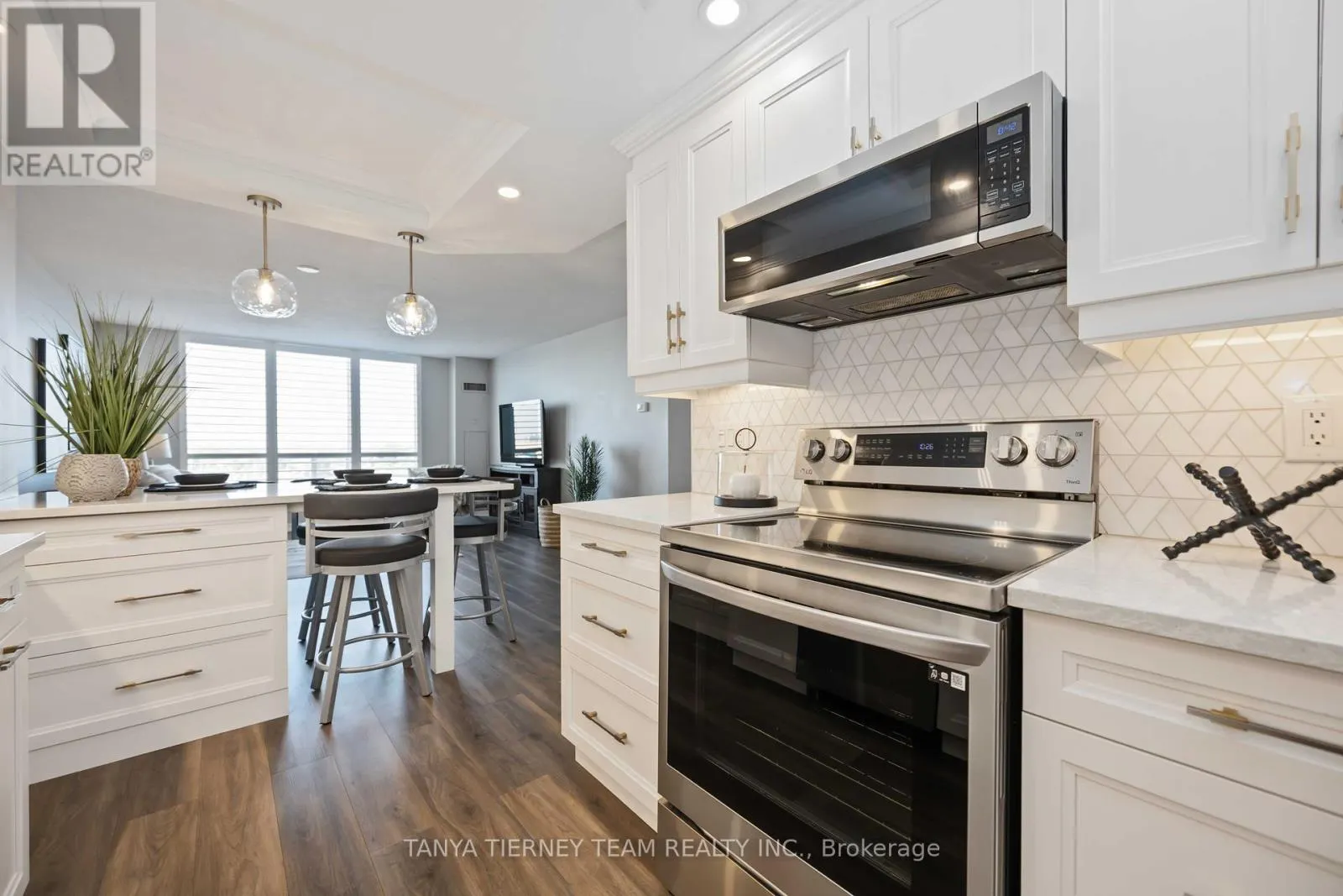 1206 - 711 ROSSLAND ROAD E
