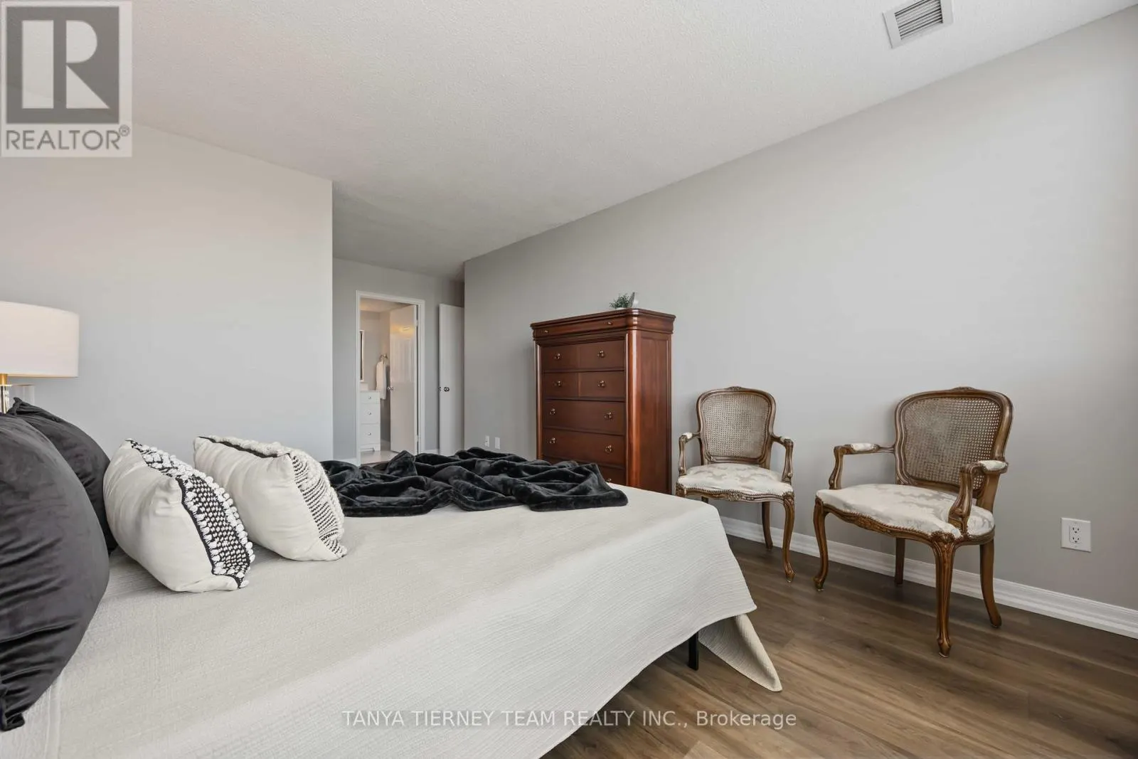 1206 - 711 ROSSLAND ROAD E