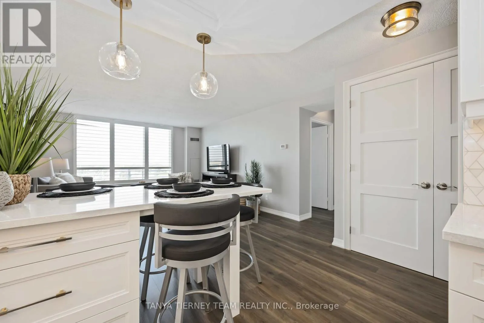 1206 - 711 ROSSLAND ROAD E