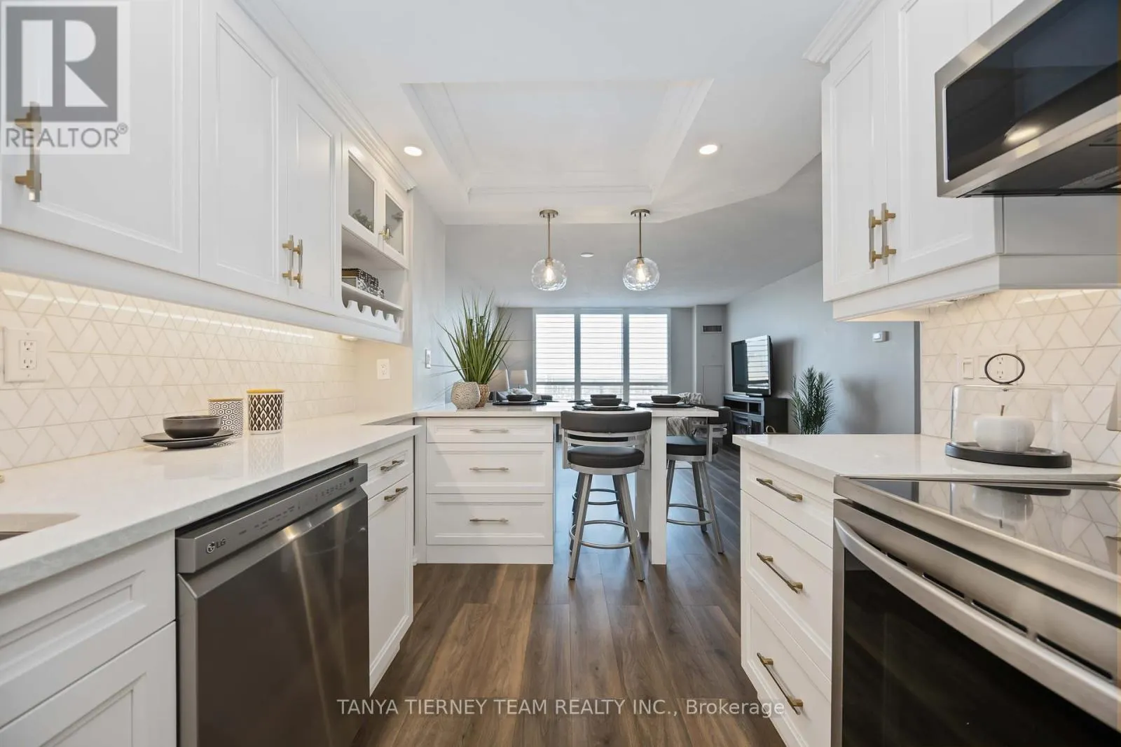 1206 - 711 ROSSLAND ROAD E