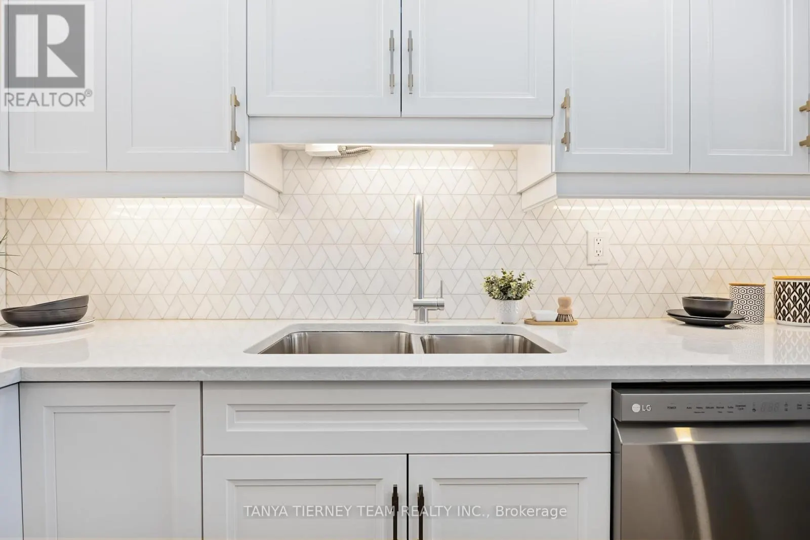 1206 - 711 ROSSLAND ROAD E