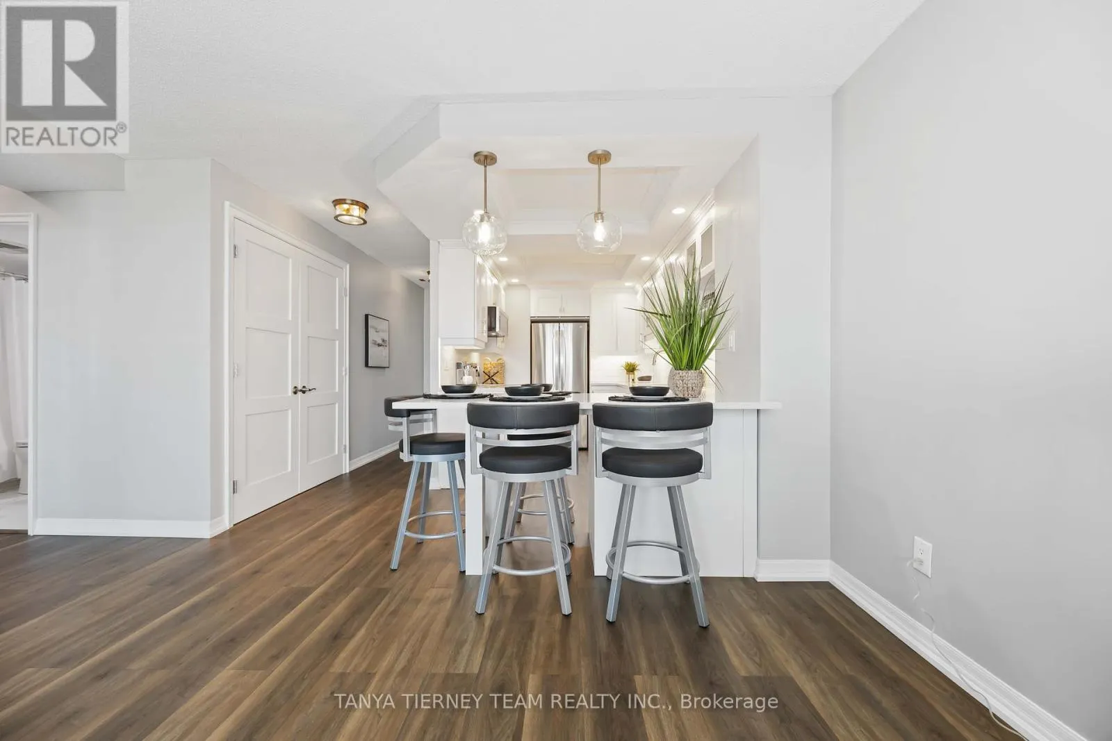 1206 - 711 ROSSLAND ROAD E