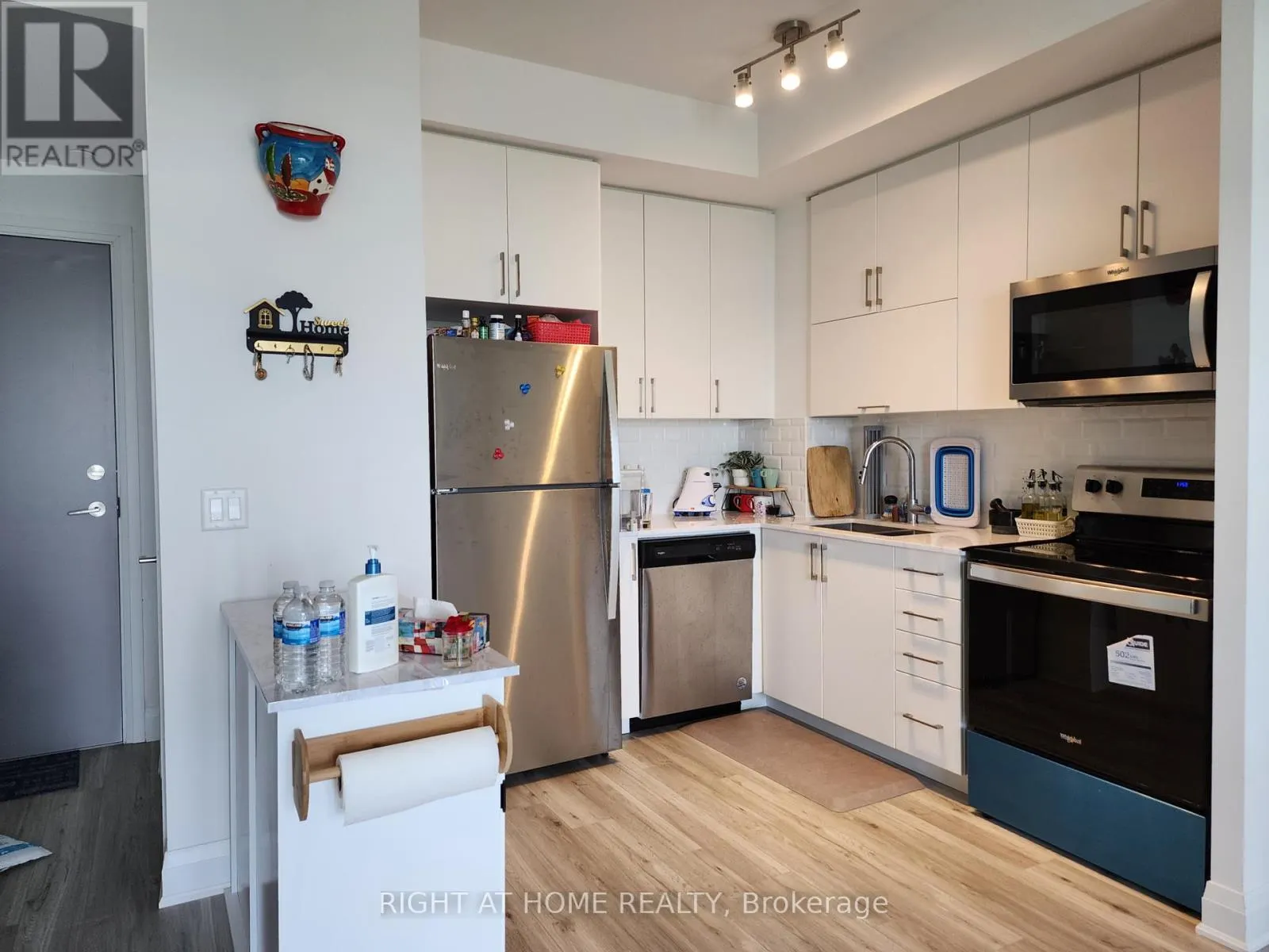 1702 - 3220 SHEPPARD AVENUE E