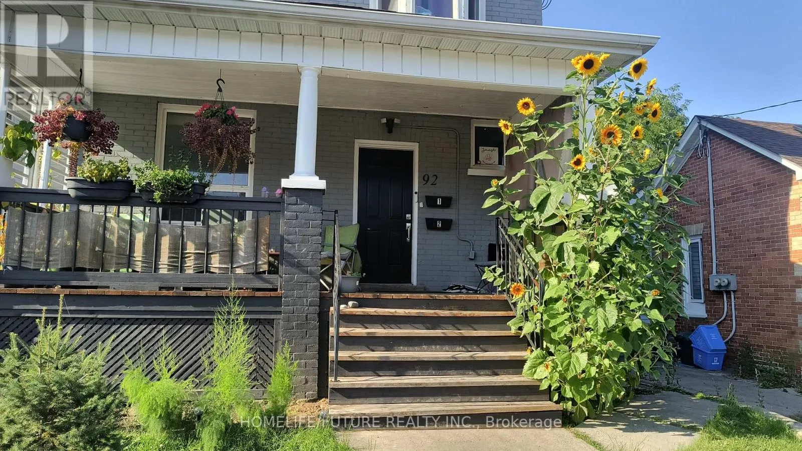 UNIT 1 - 92 ADELAIDE AVENUE E