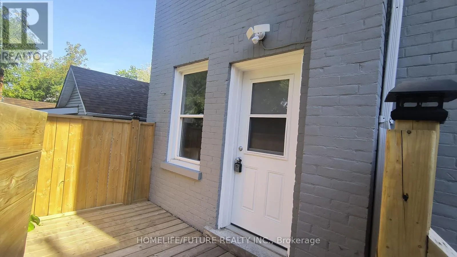 UNIT 1 - 92 ADELAIDE AVENUE E