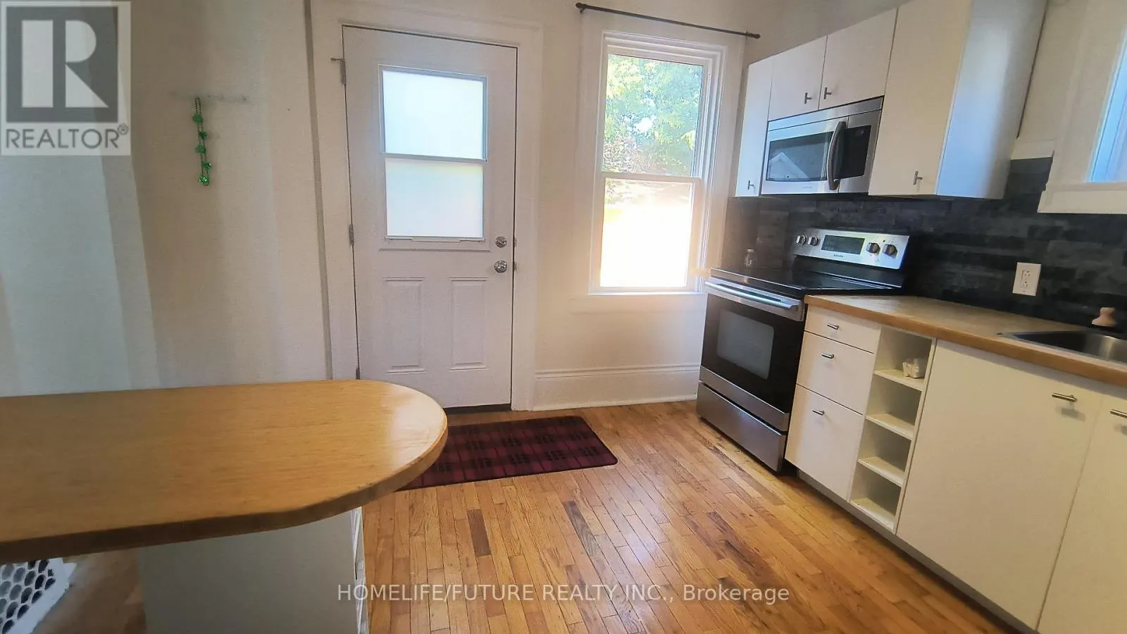 UNIT 1 - 92 ADELAIDE AVENUE E
