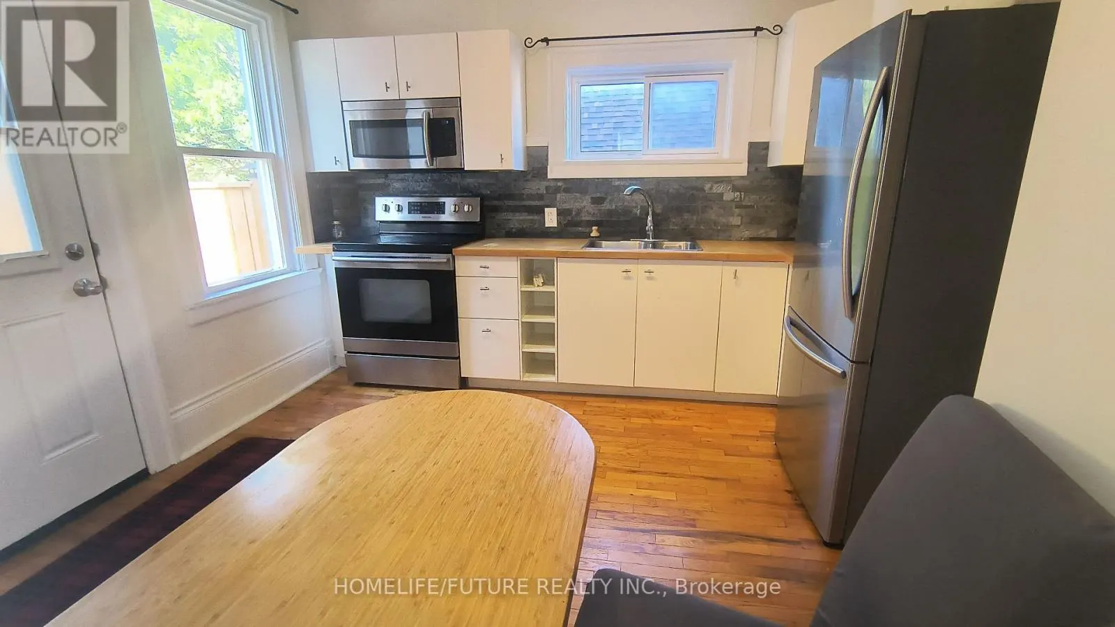 UNIT 1 - 92 ADELAIDE AVENUE E