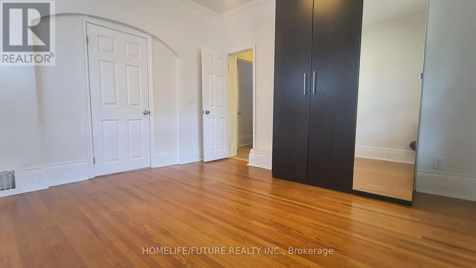 UNIT 1 - 92 ADELAIDE AVENUE E