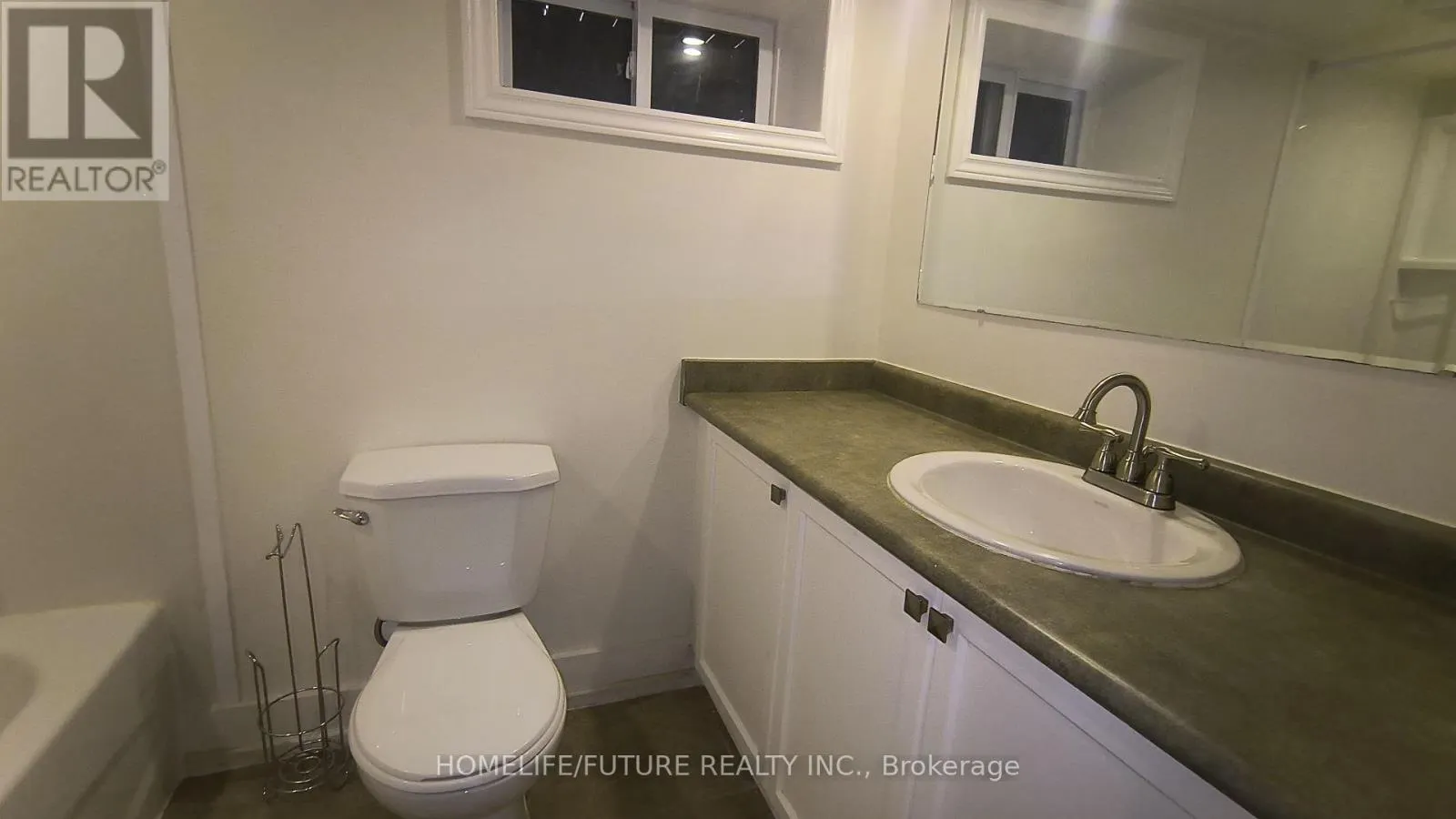 UNIT 1 - 92 ADELAIDE AVENUE E