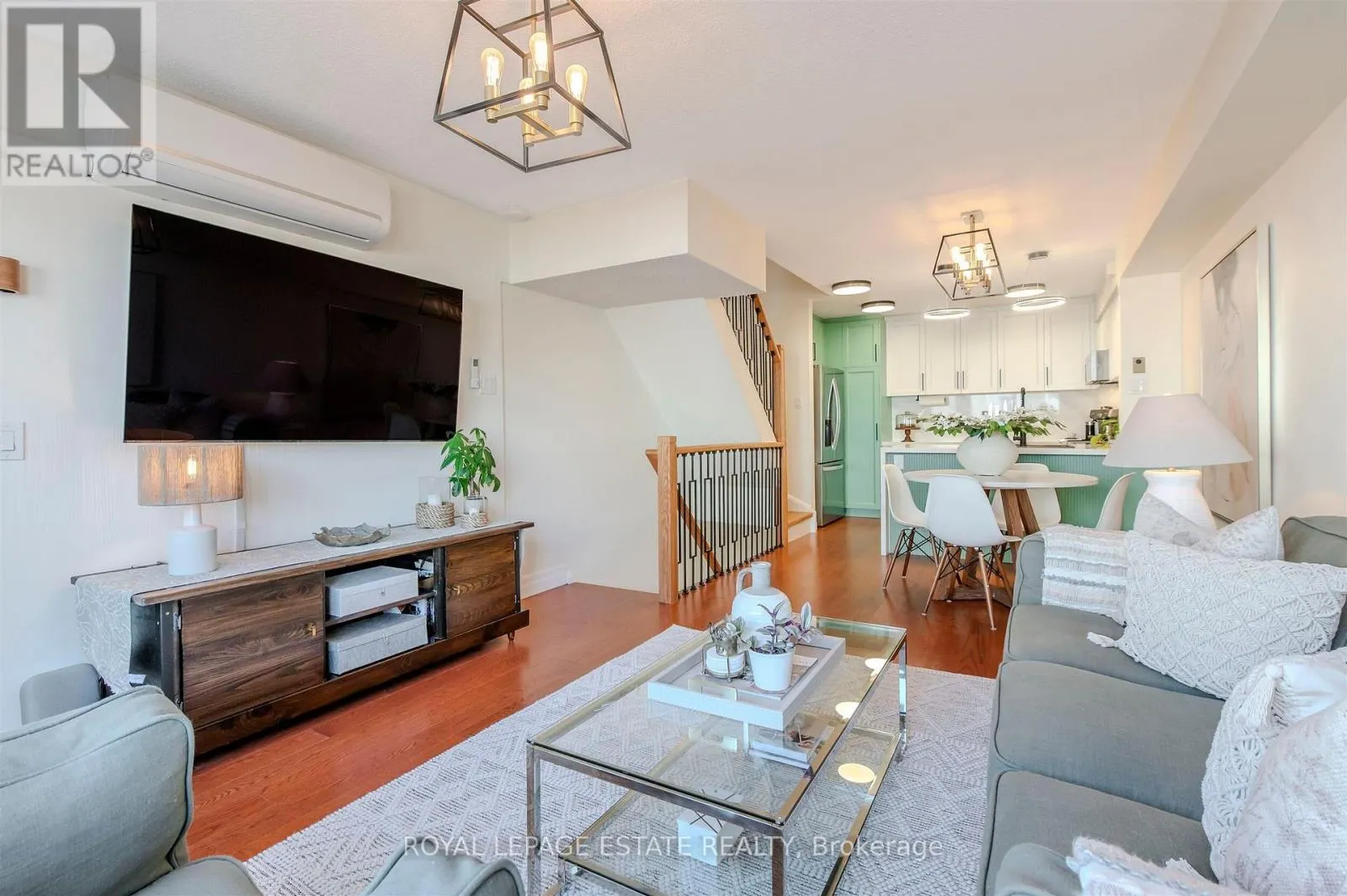 32 - 1209 QUEEN STREET E