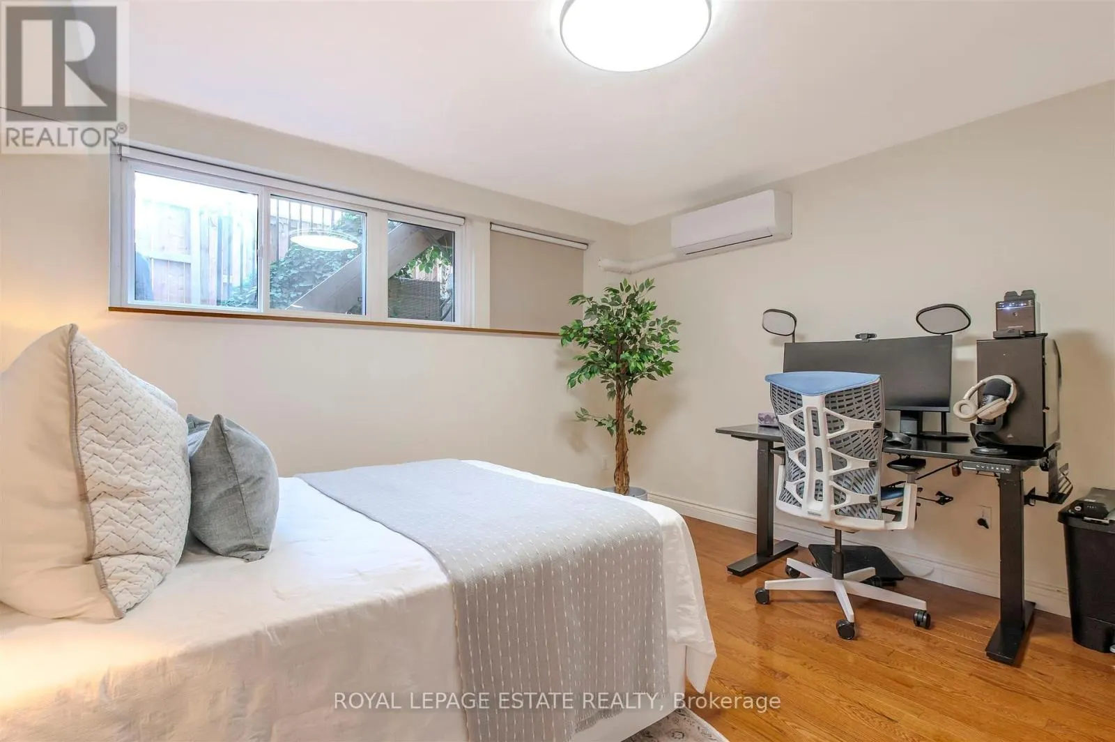 32 - 1209 QUEEN STREET E