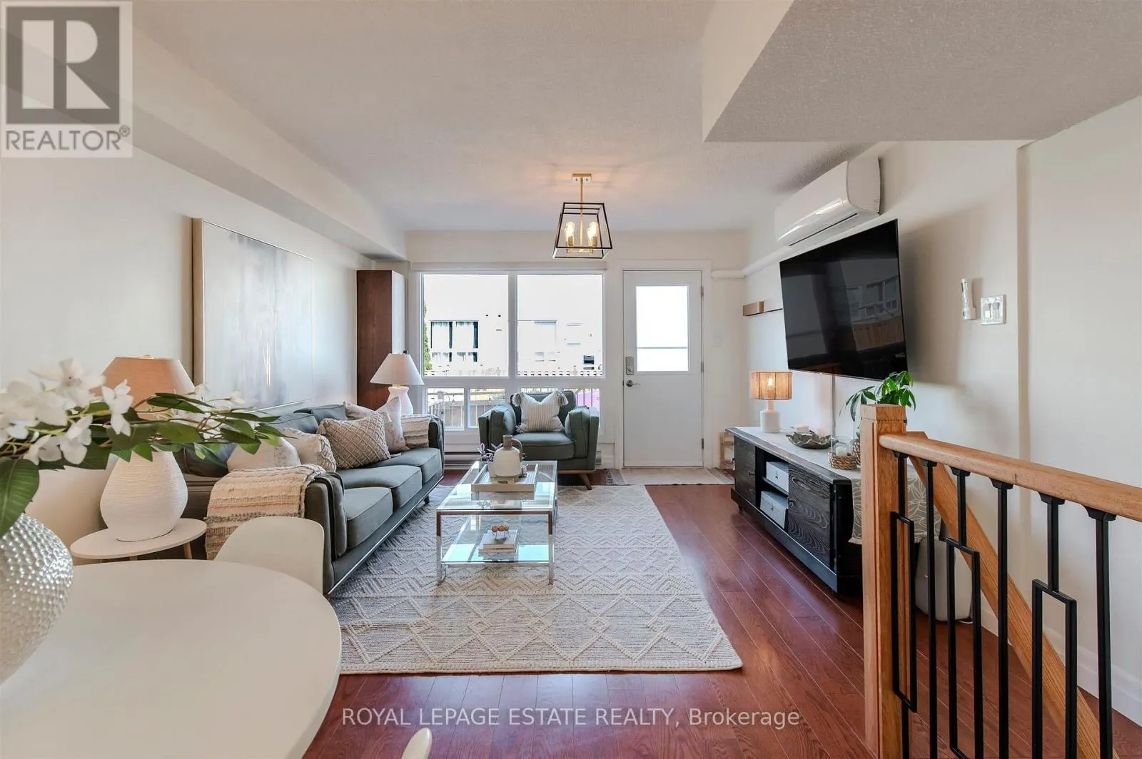 32 - 1209 QUEEN STREET E