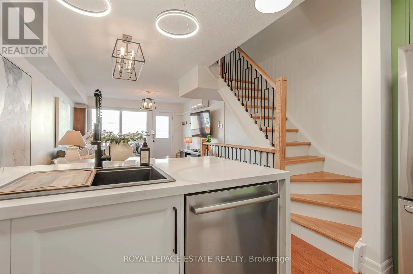 32 - 1209 QUEEN STREET E