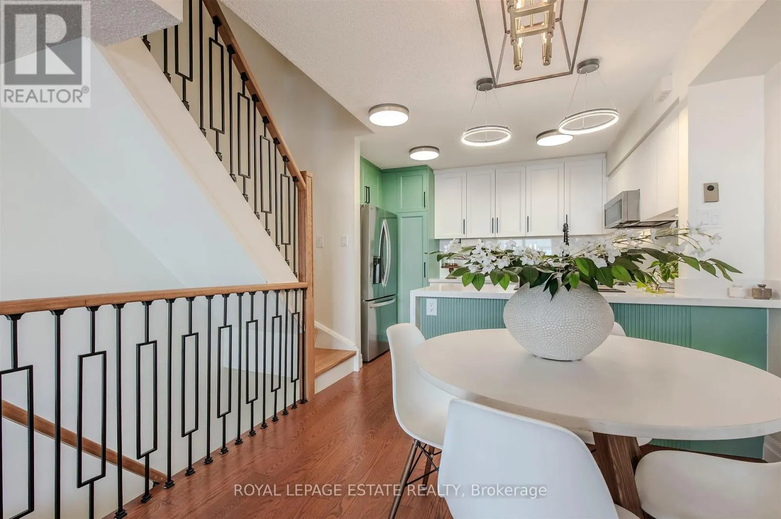 32 - 1209 QUEEN STREET E