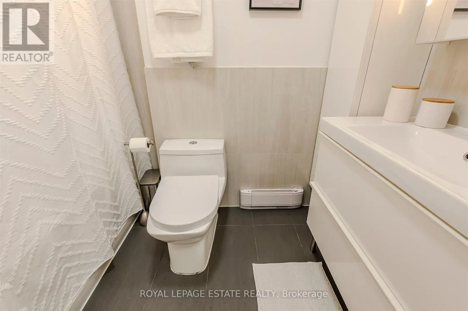32 - 1209 QUEEN STREET E