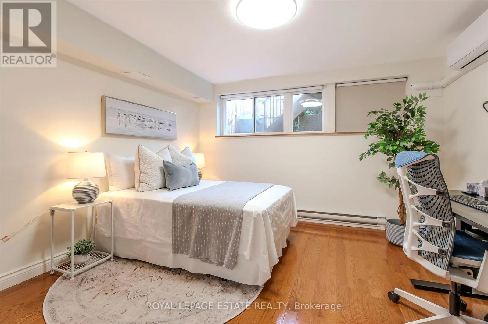 32 - 1209 QUEEN STREET E