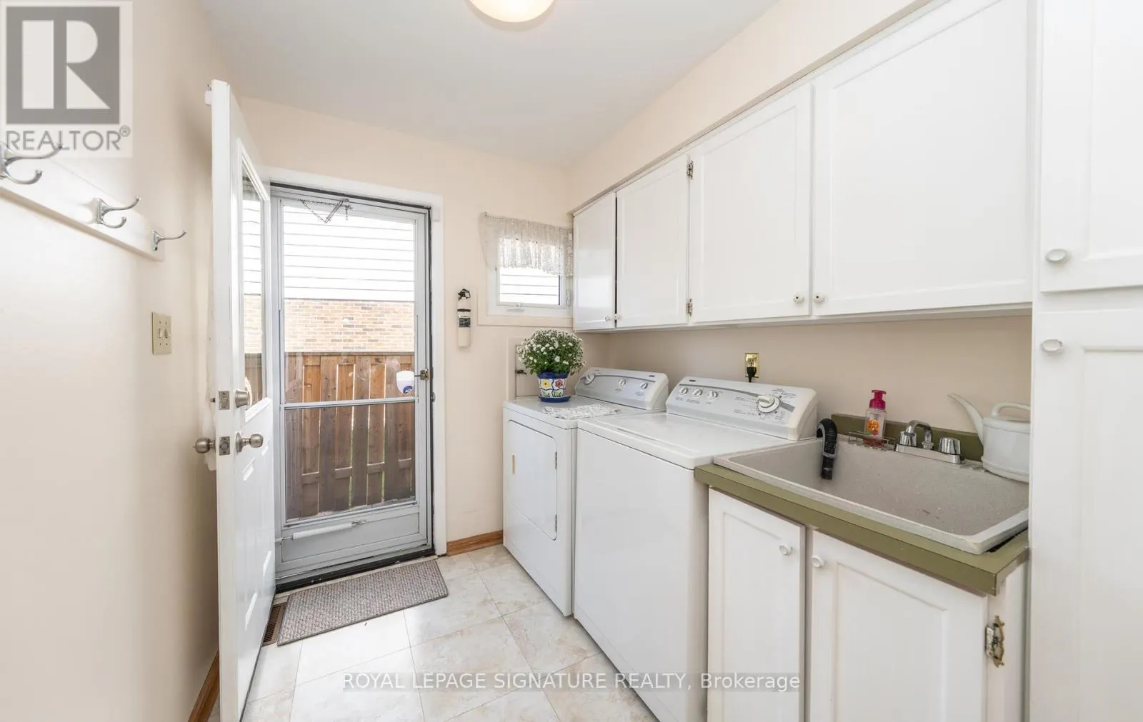 28 ROUNDWOOD COURT