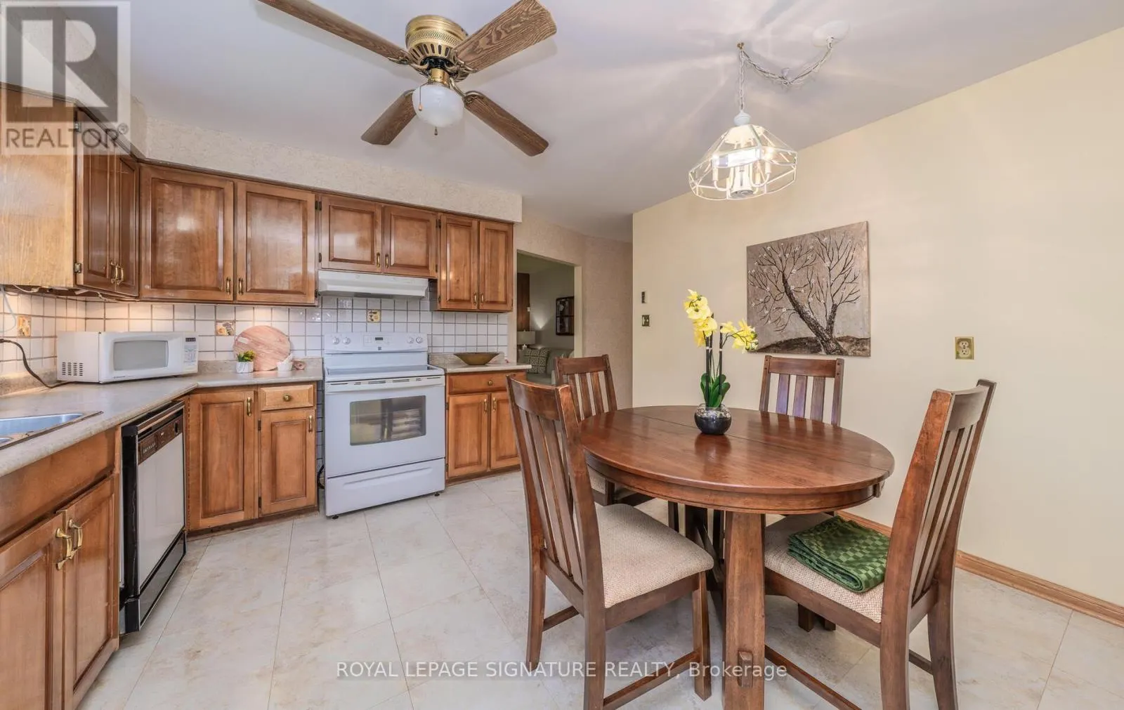 28 ROUNDWOOD COURT