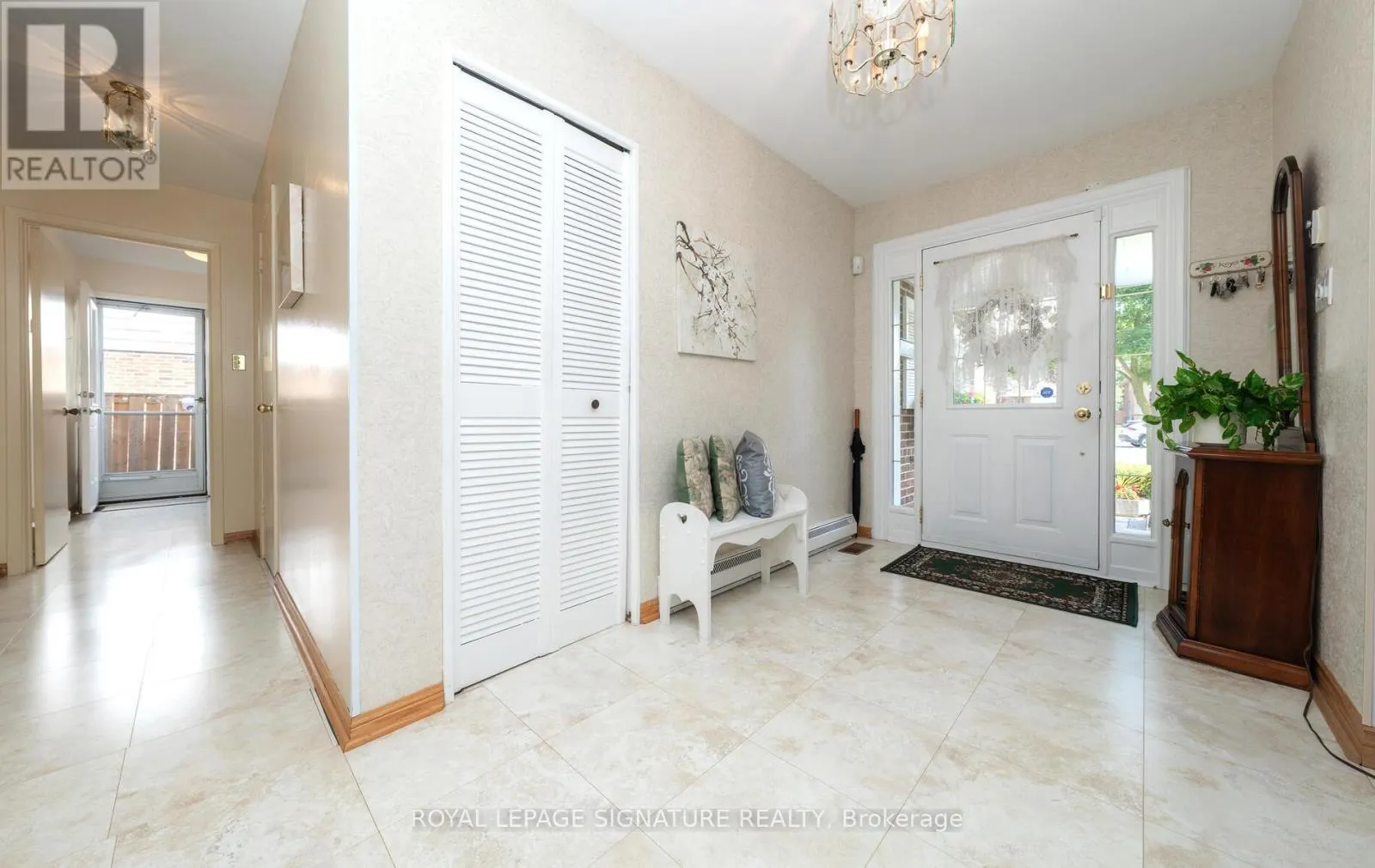 28 ROUNDWOOD COURT