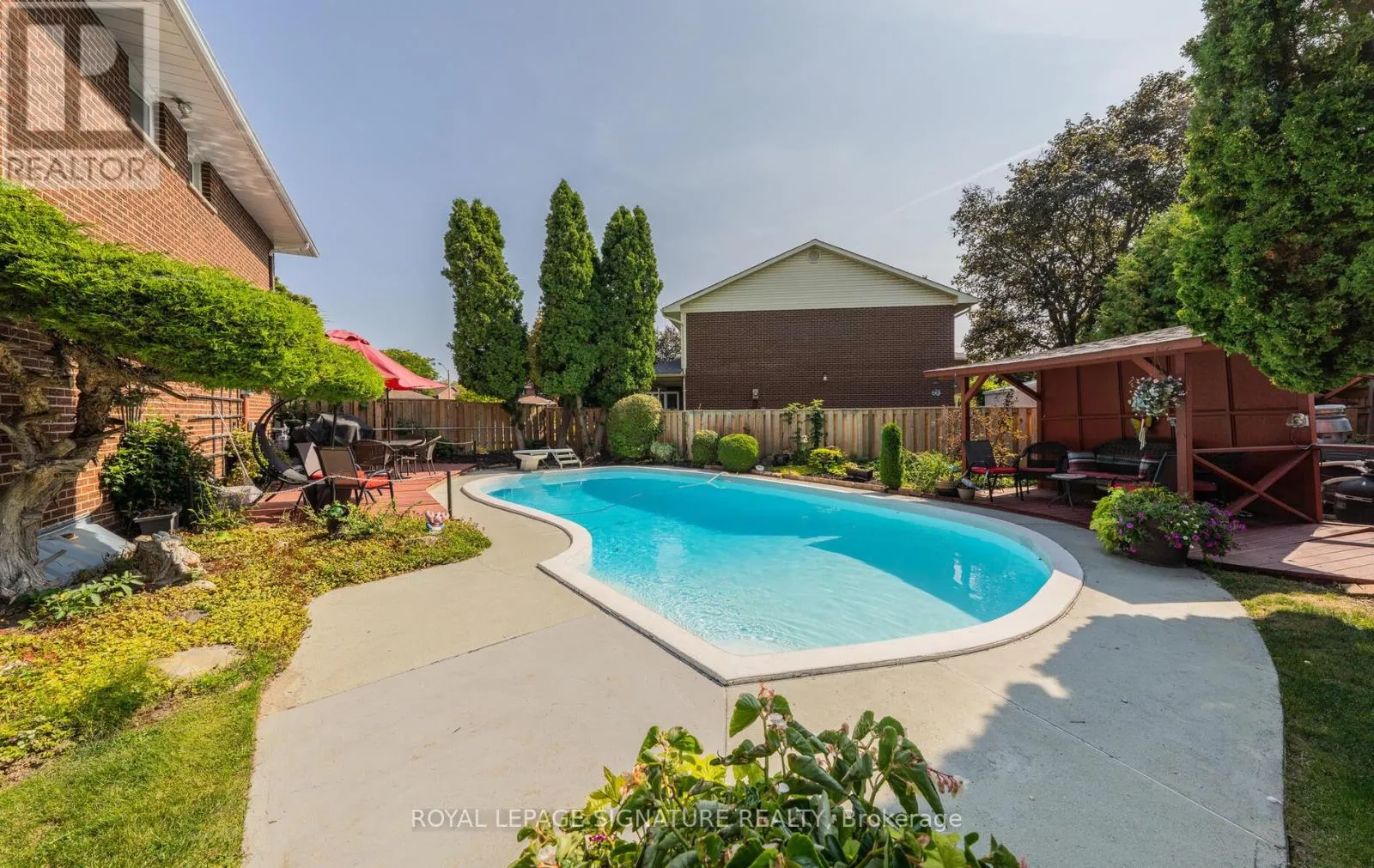 28 ROUNDWOOD COURT