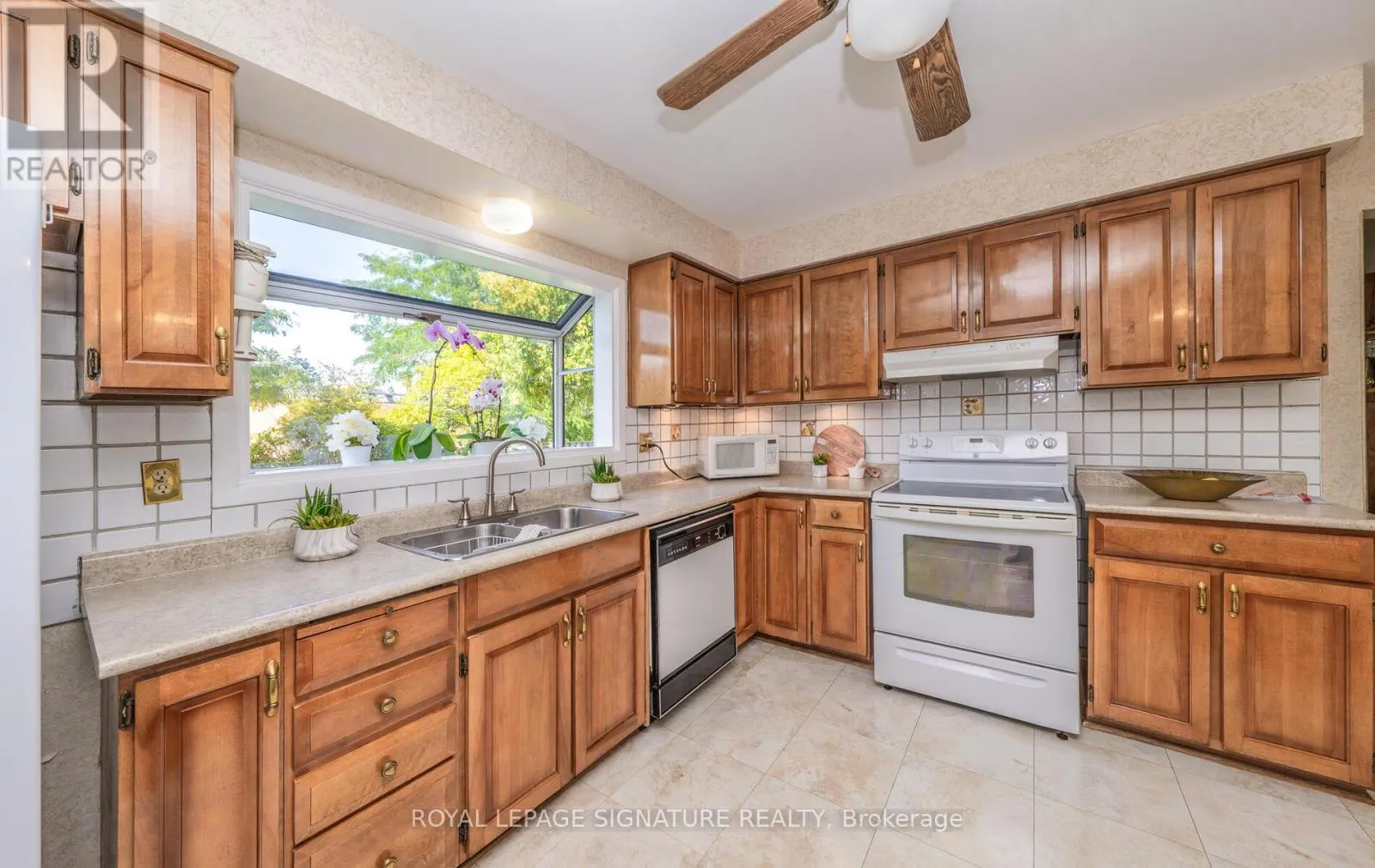 28 ROUNDWOOD COURT