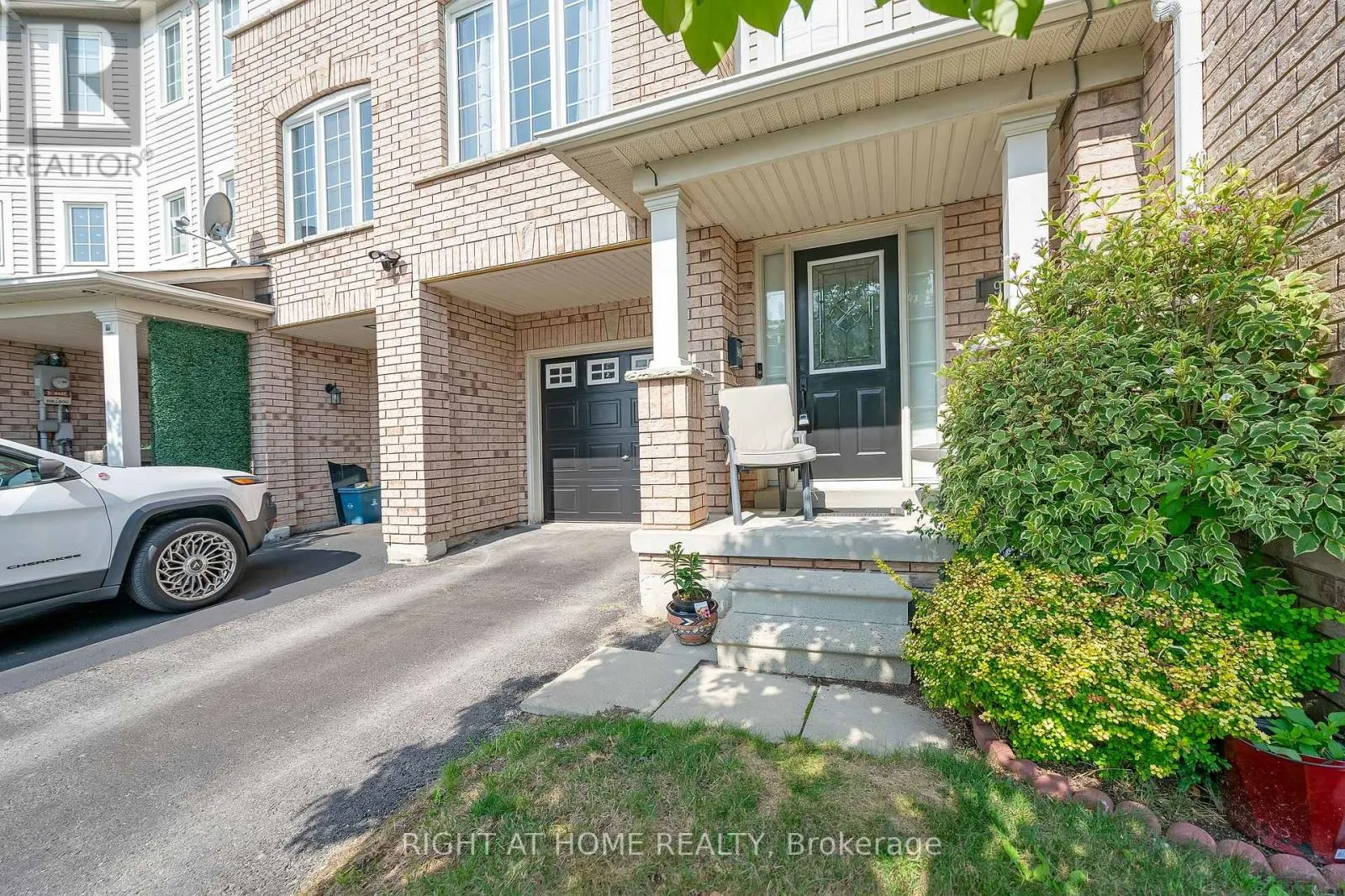 906 BOURNE CRESCENT