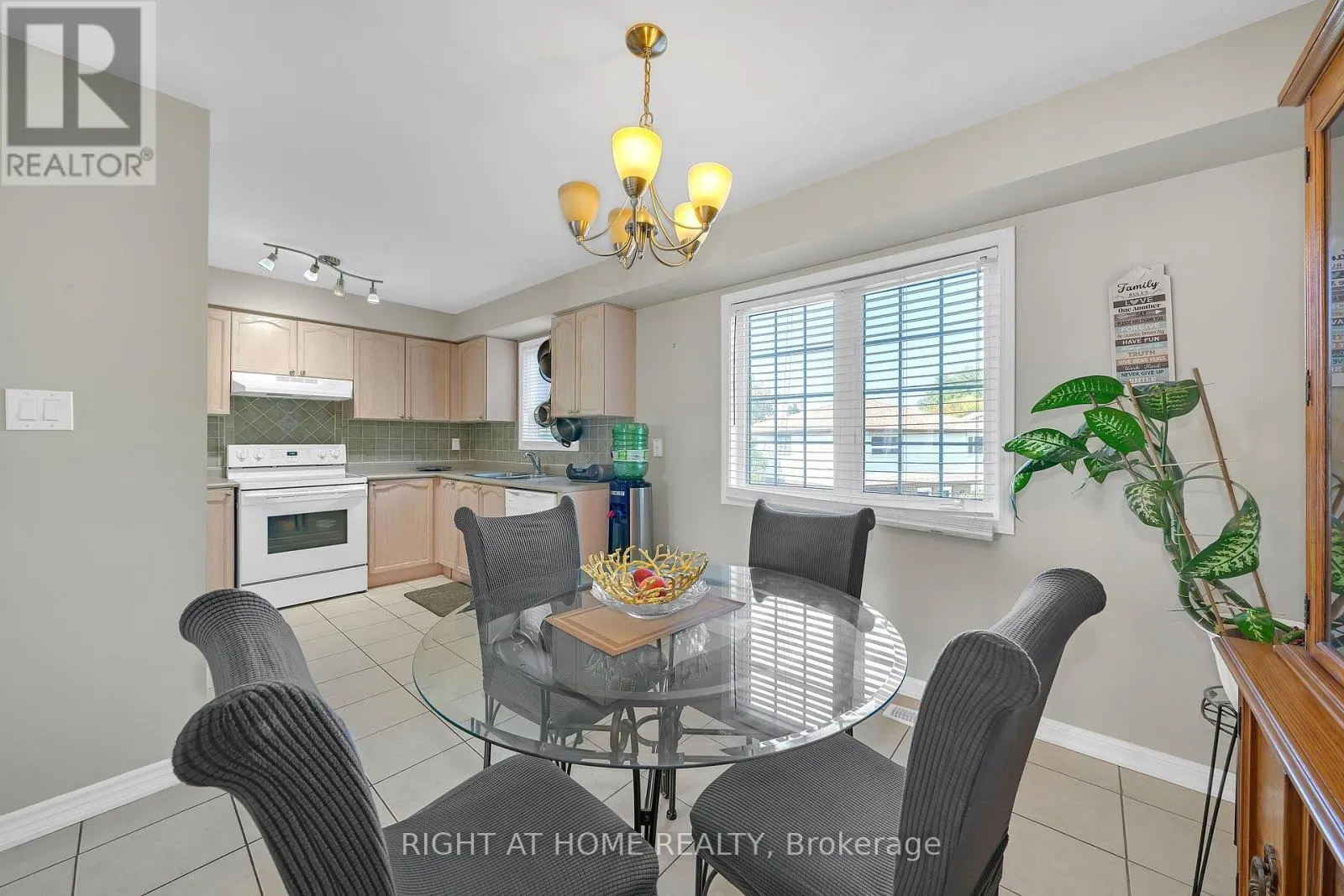 906 BOURNE CRESCENT