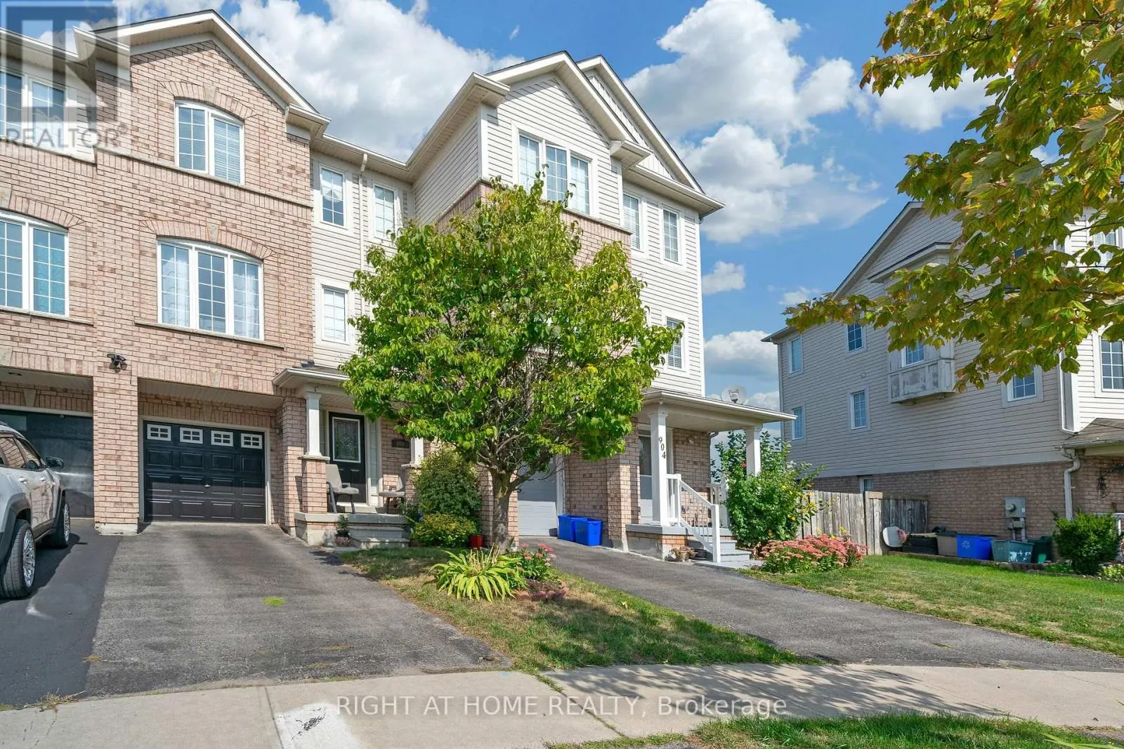 906 BOURNE CRESCENT