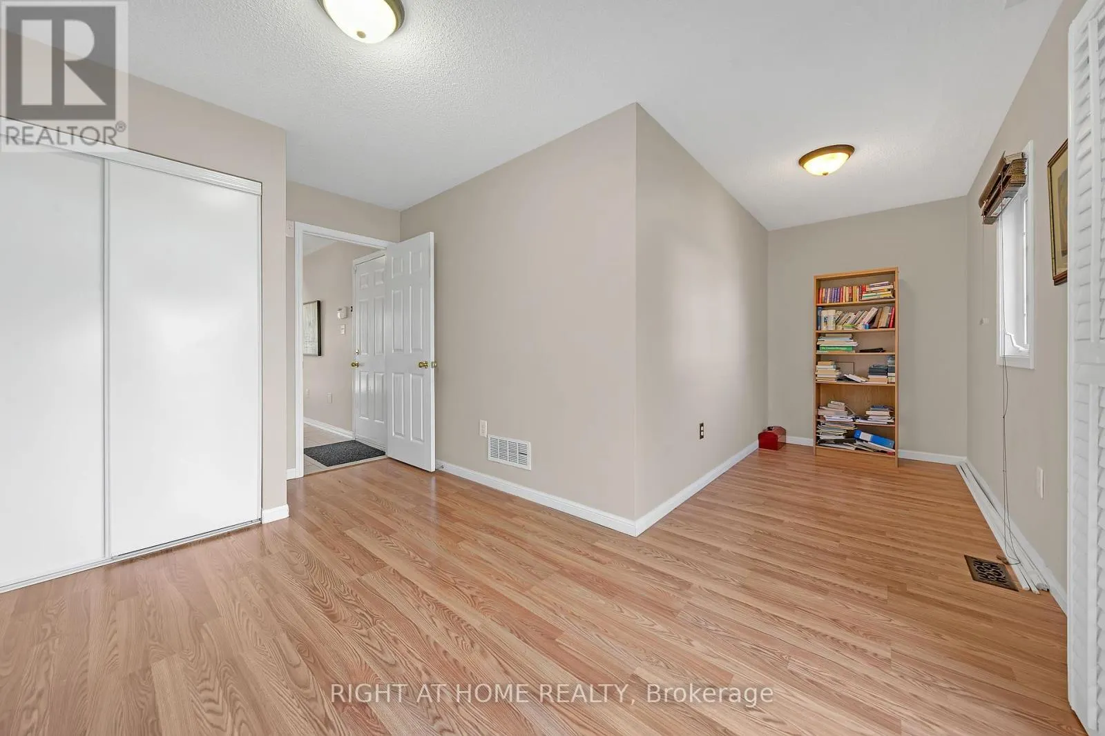906 BOURNE CRESCENT