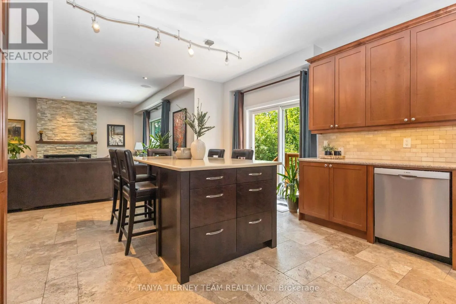 6 BRADDOCK COURT