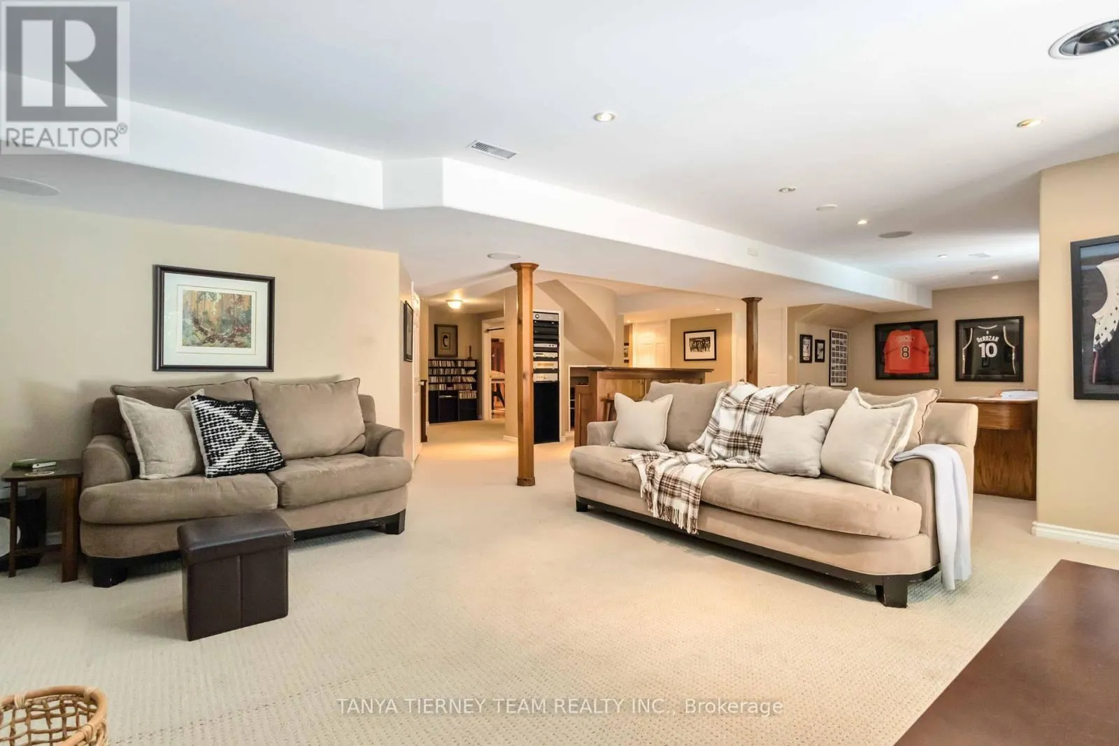 6 BRADDOCK COURT