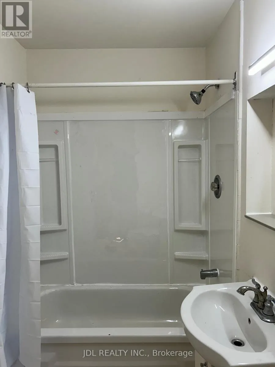 UNIT G - 21 SQUIRES AVE AVENUE