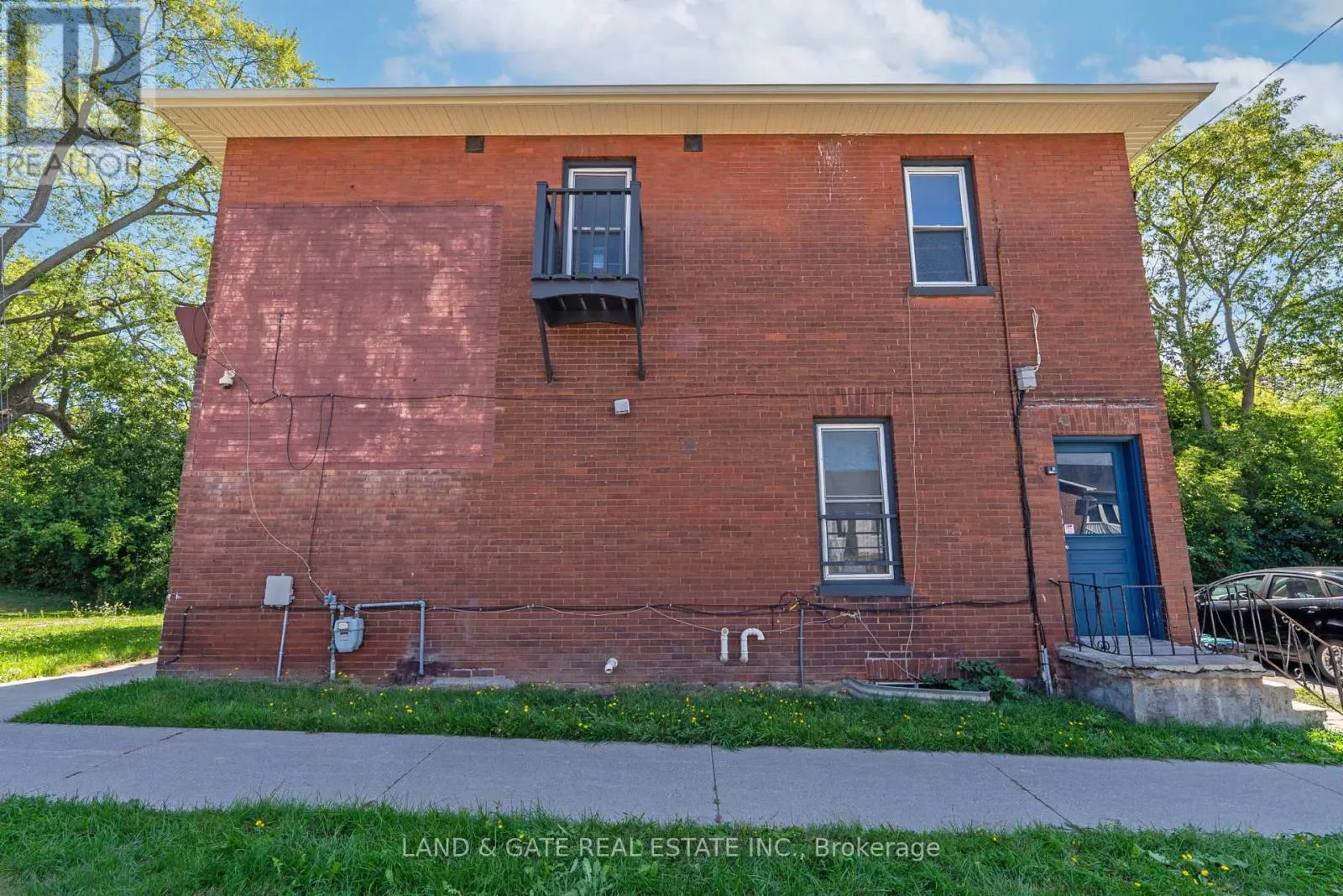 394 CENTRE STREET S