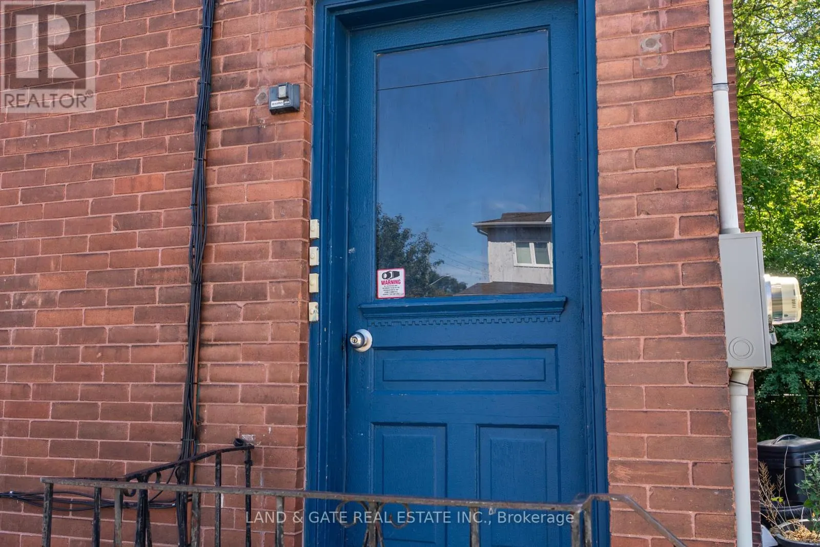 394 CENTRE STREET S