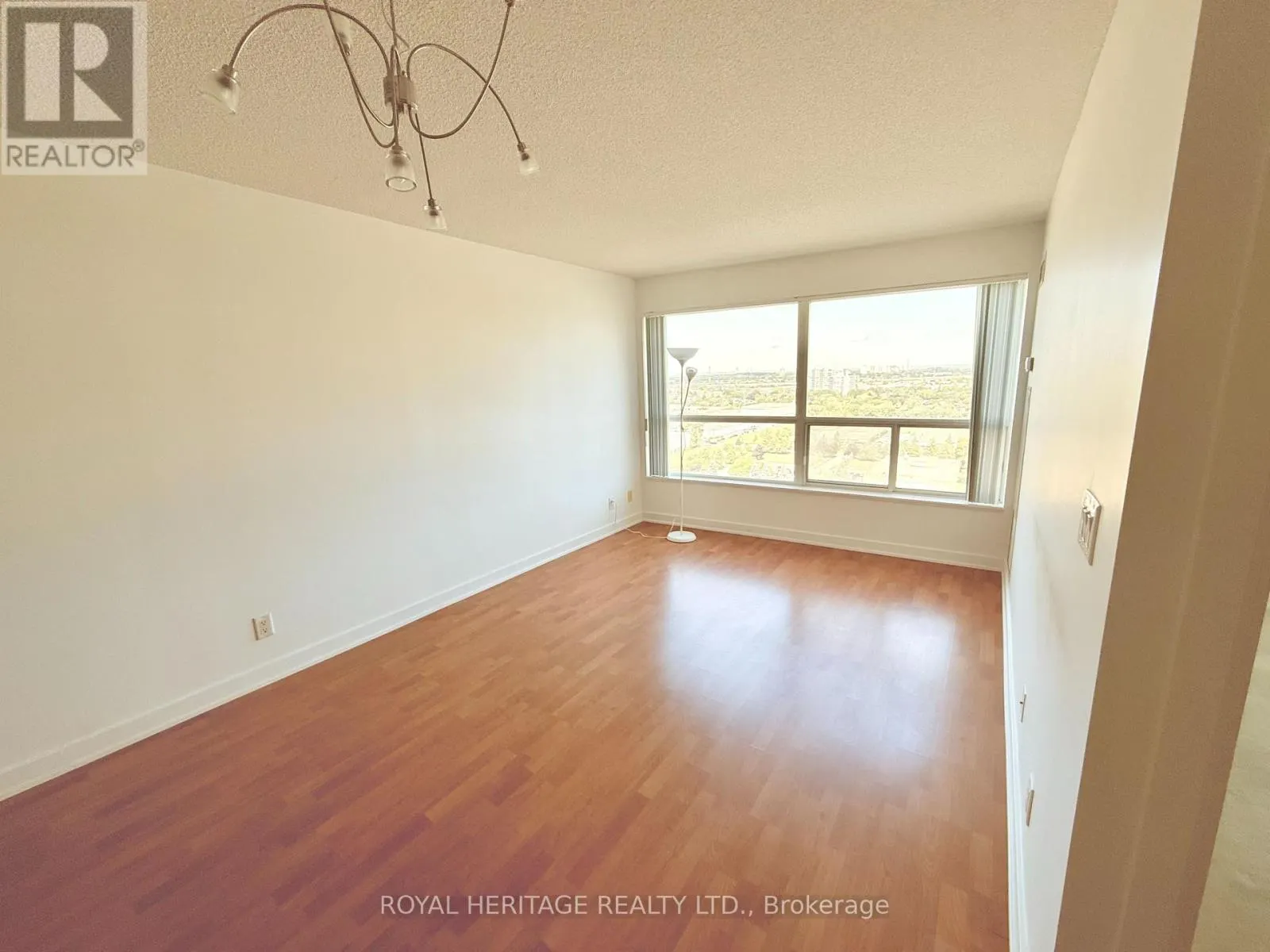 2116 - 36 LEE CENTRE DRIVE