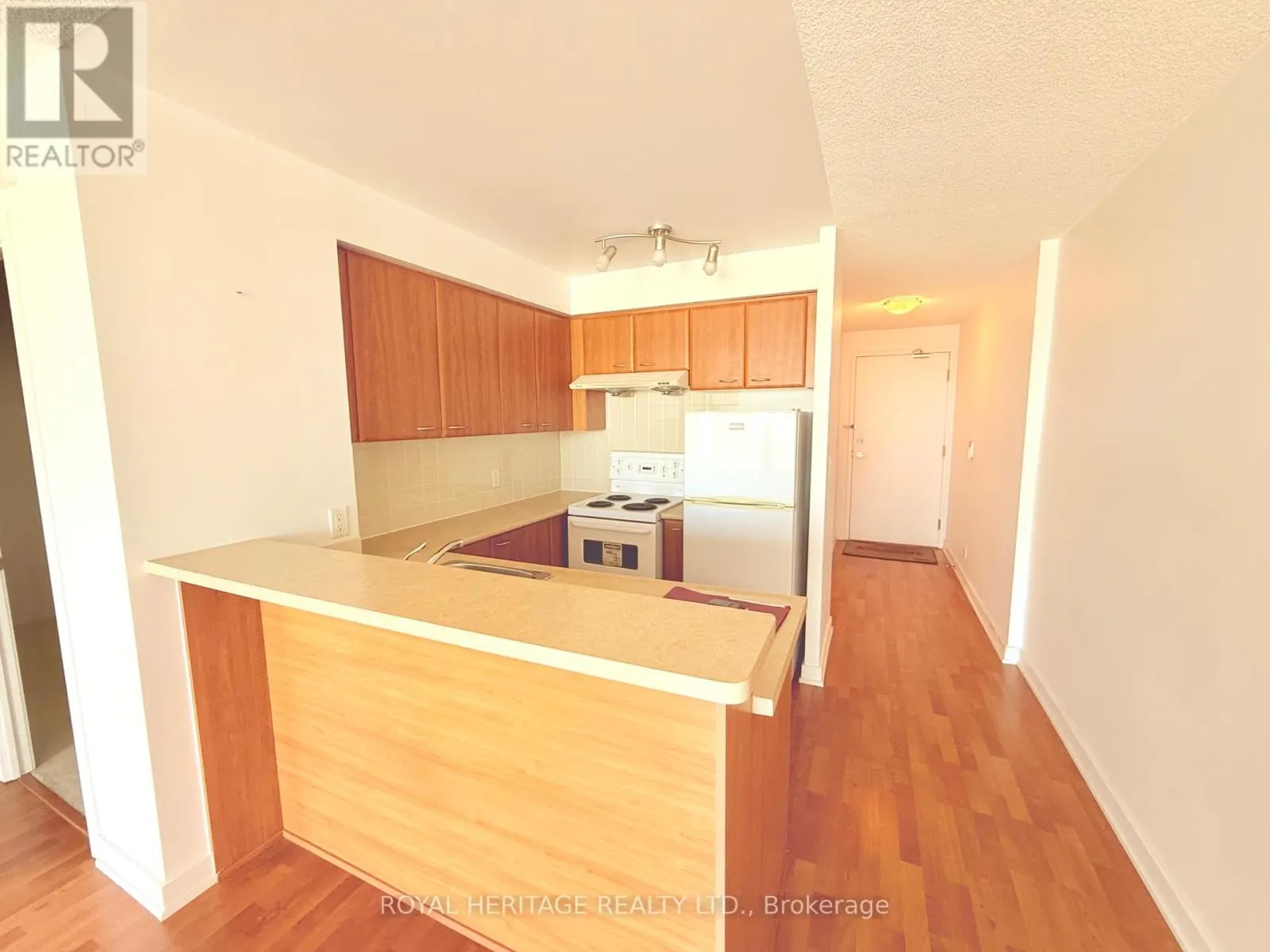 2116 - 36 LEE CENTRE DRIVE