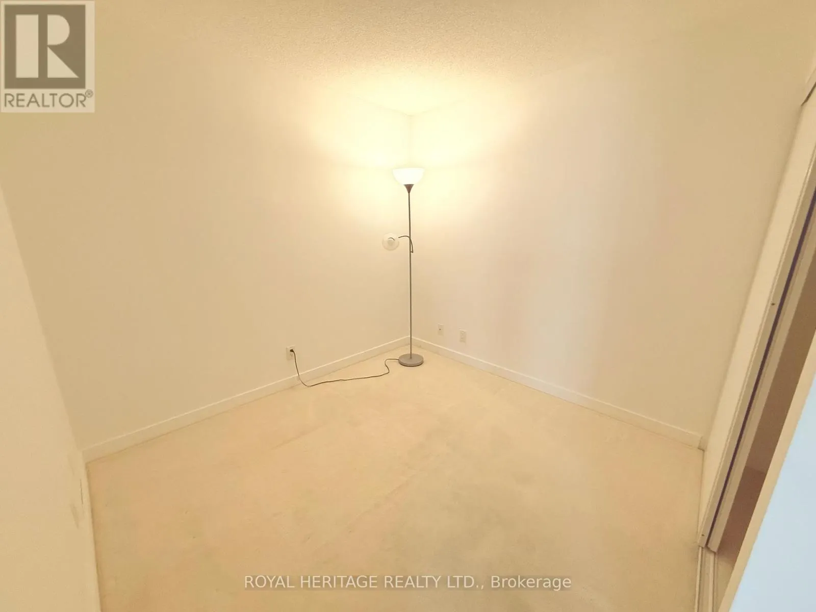 2116 - 36 LEE CENTRE DRIVE