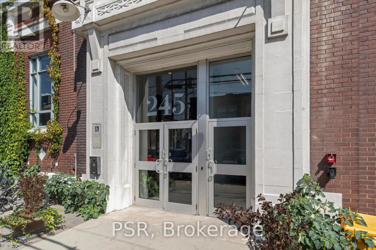 400 - 245 CARLAW AVENUE