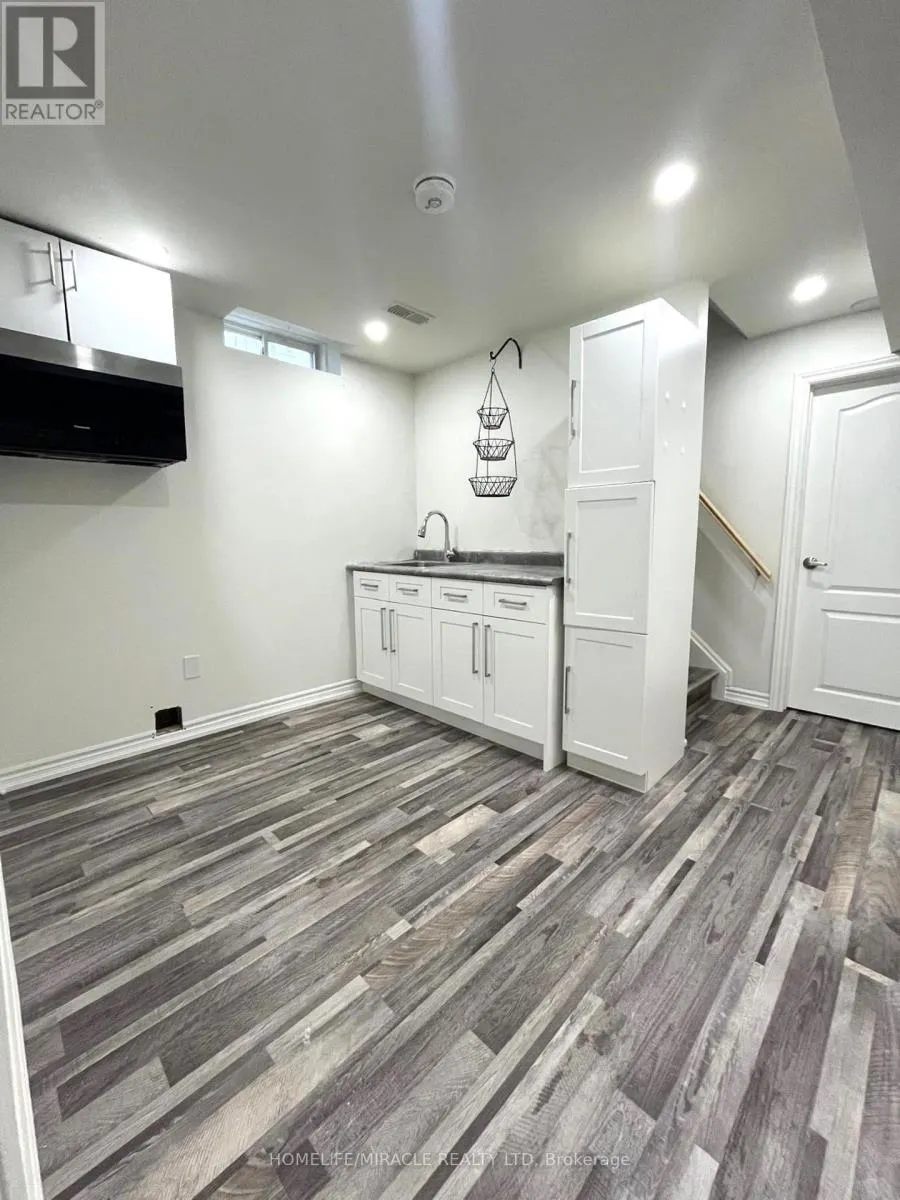 1323 ASHGROVE CRESCENT