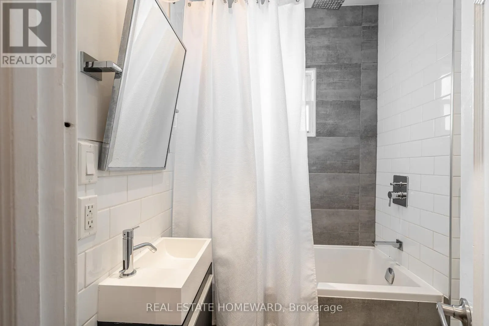 3 - 183 BEECH AVENUE