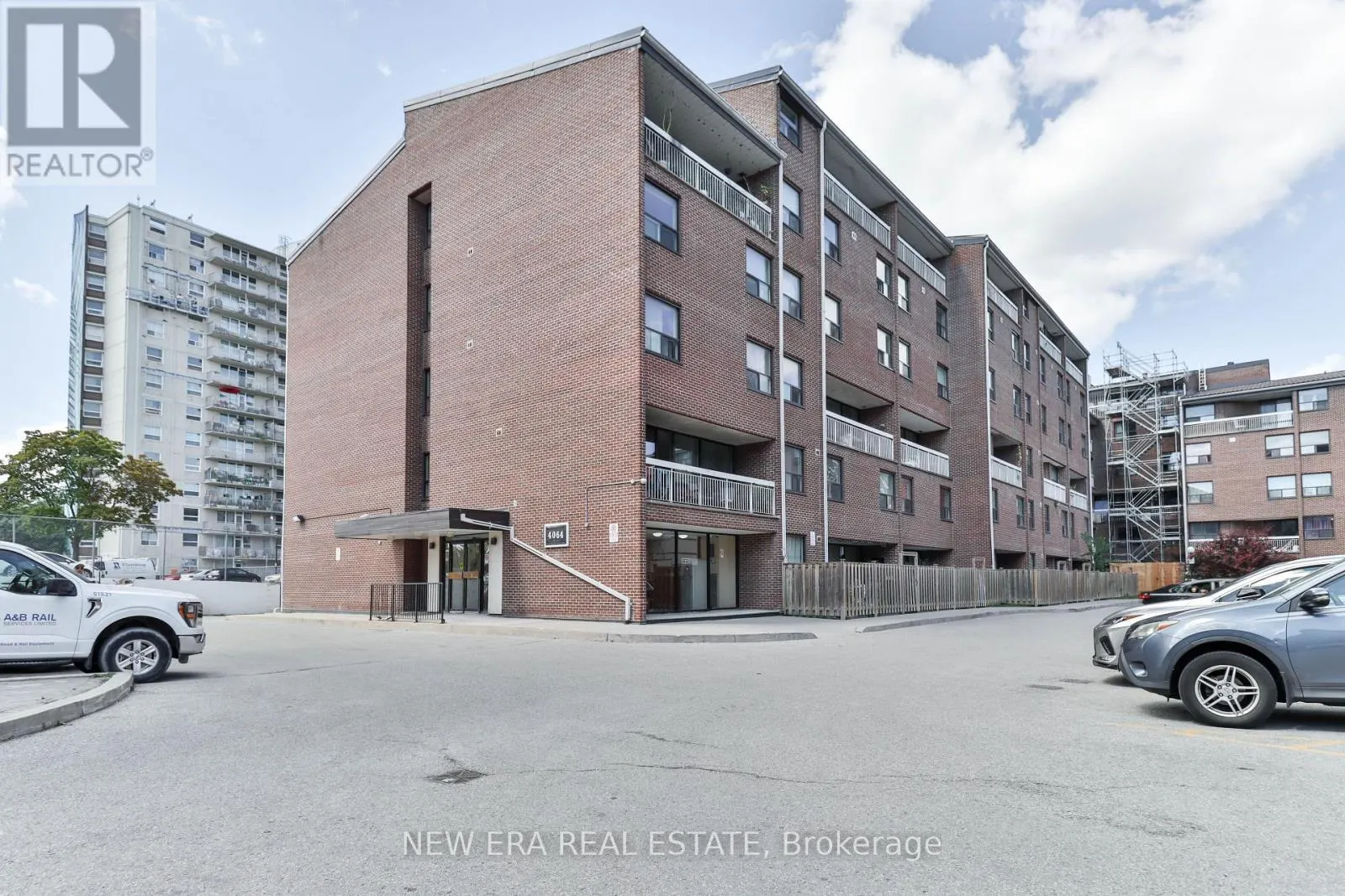 602 - 4064 LAWRENCE AVENUE E