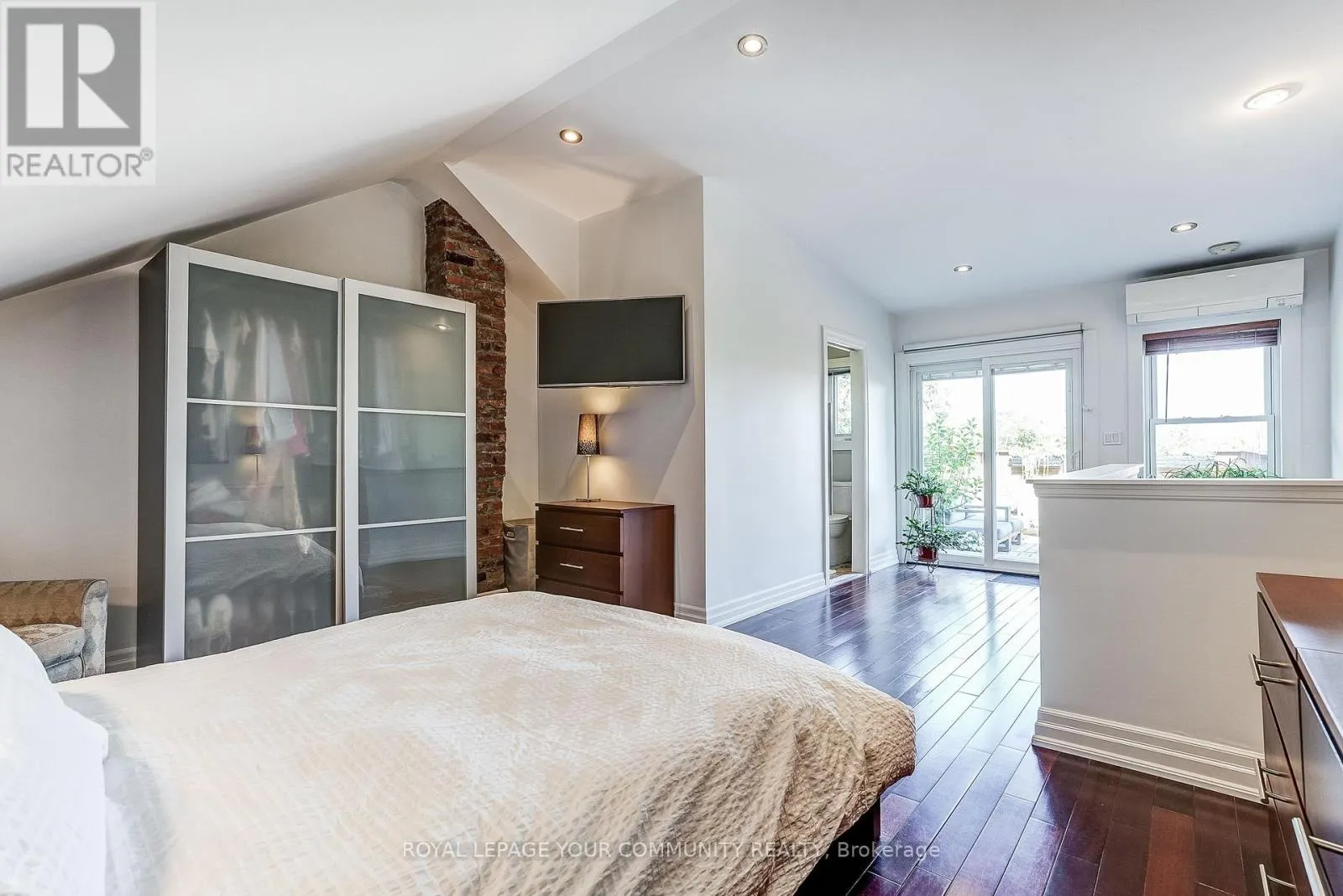 13 HOWLAND ROAD