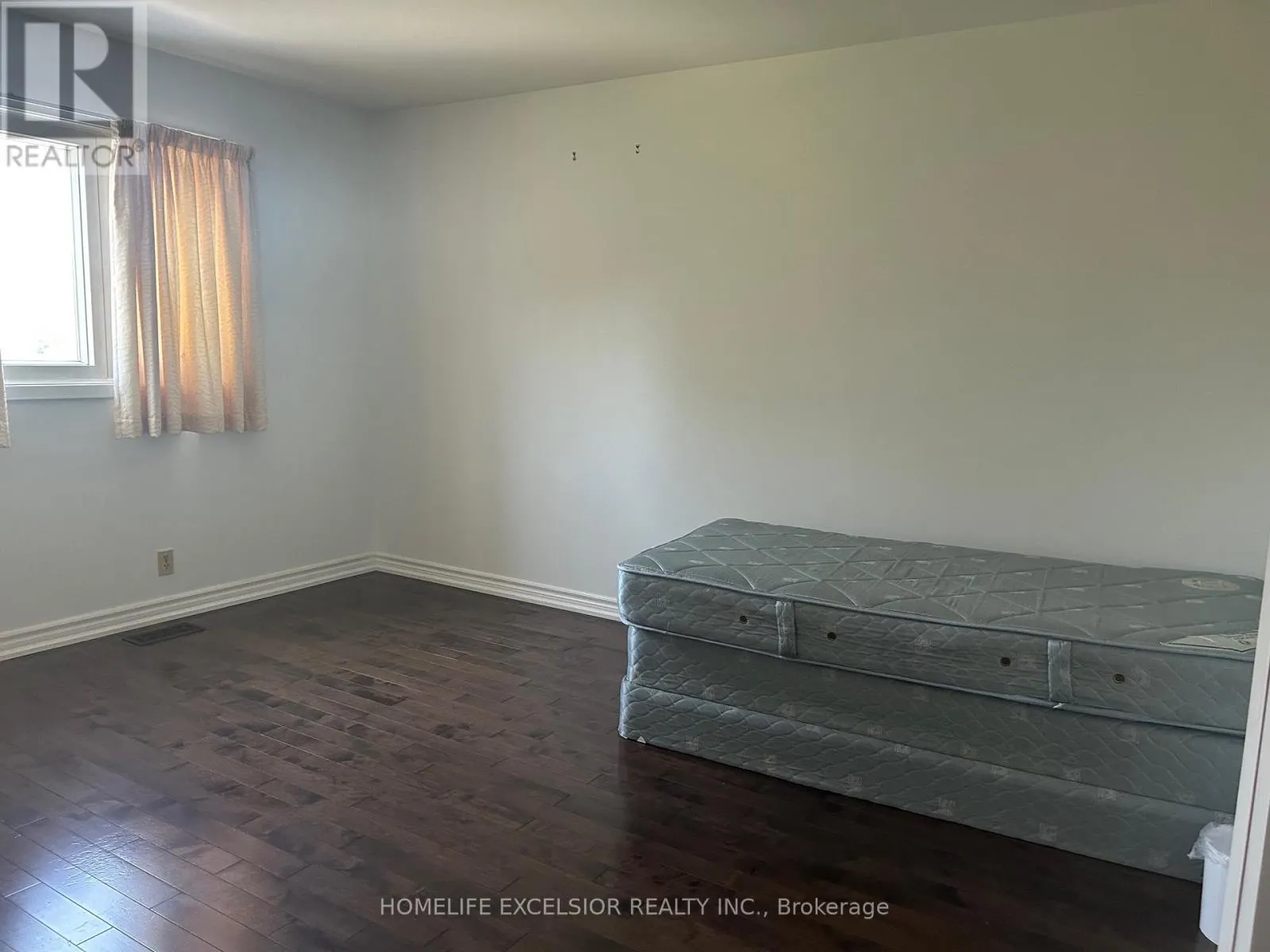 26 KING LOUIS CRESCENT